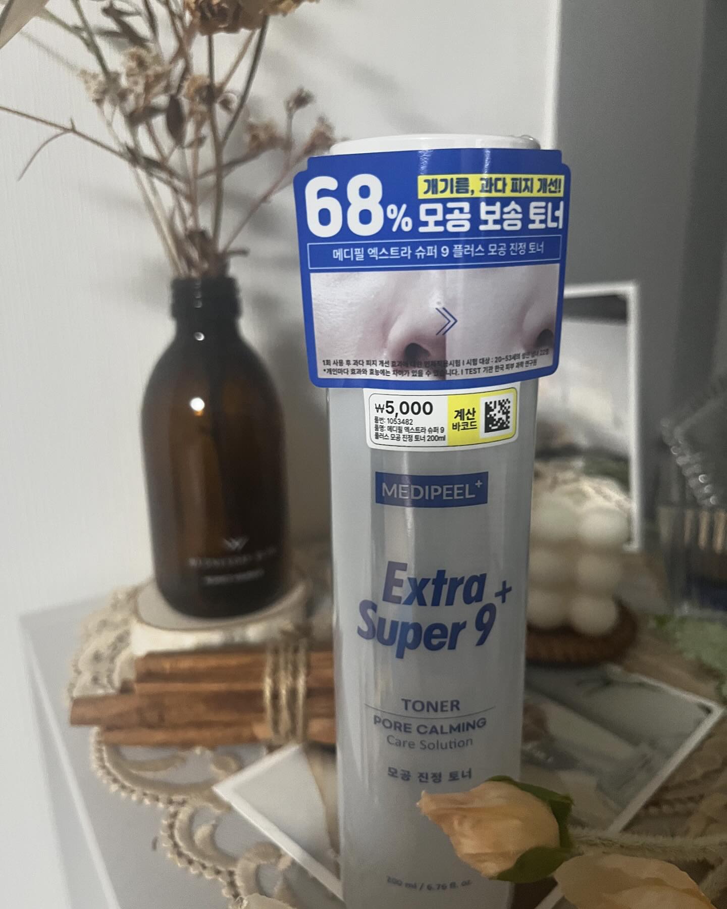 #협찬 메디필 엑스트라 슈퍼9 플러스 모공진정토너
여름 지나고나니 늘어난 모공, 특히 코주면 모공케어는 따로 토너부터 신경써야겠더라구요. 메디필 다른 제품으로 주 1회정도 케어도 해주고 요 토너로 매일 모공 진정 및 각질케어해주면 금상첨화! 촉촉 워터 제형이라 피부에 착붙어요~
** 슈퍼9 콤플렉스와 아보카도애씨드가 만나 과잉 피지로 자극 받은 모공은 진정시키고, 과다 피지 68.84% 개선 효과까지 입증한 엑스트라 슈퍼9 플러스 모공 진정 토너
다이소에서 가성비있게 만날수있는 메디필 제품중 하나에요. 거의 품절대란템들이라 다이소에서 보이면 바로 구입하세요 ㅎㅎ 
#메디필 #medipeel #메디필모공토너 #다이소메디필 #메디필다이소 #메디필토너 #엑스트라슈퍼9플러스모공진정토너 #메디필엑스트라 #펩타이드토너 #진정토너 #메디필펩타이드 #피지제거 #모공관리 #다이소 #다이소토너 #다이소추천템