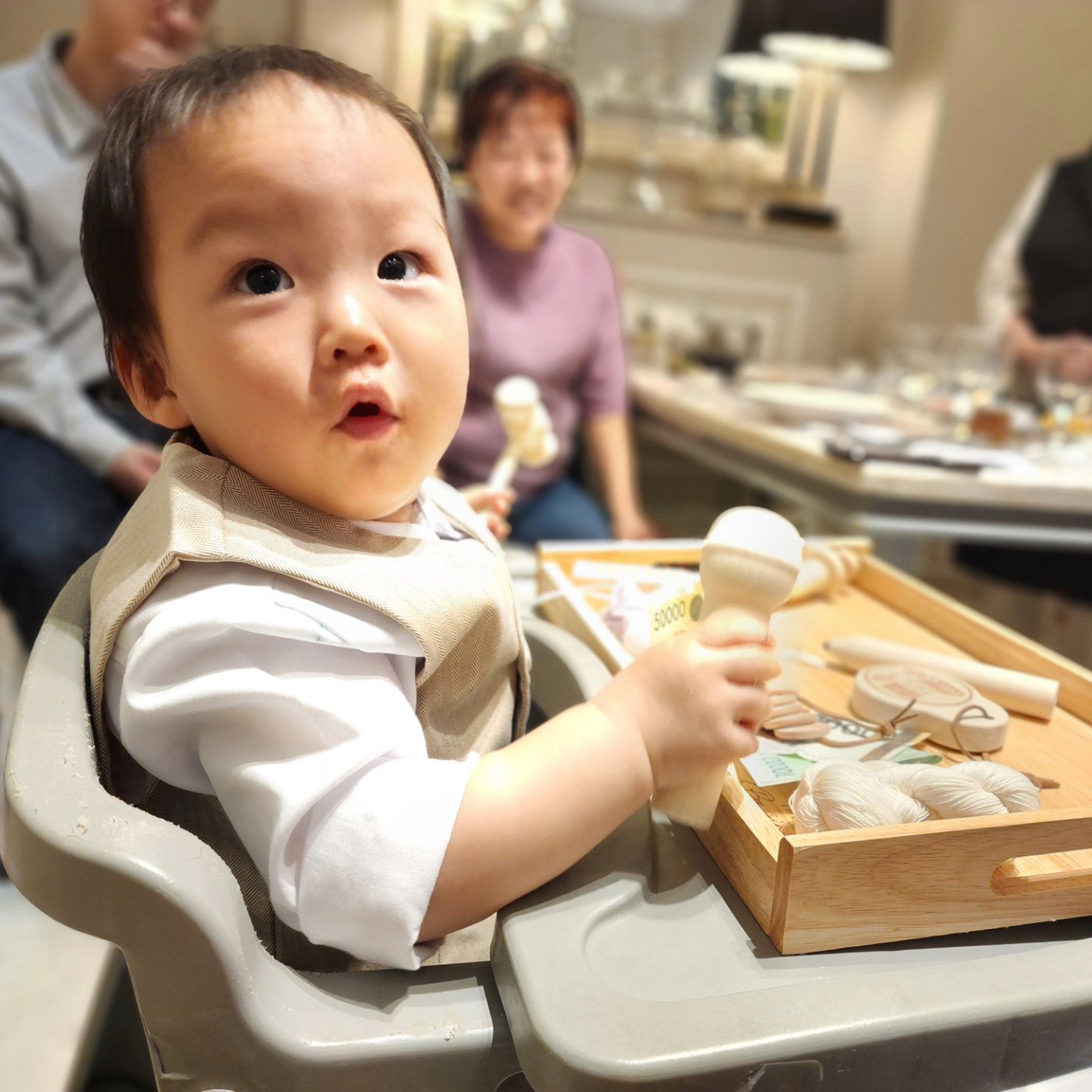 4월 11일 어제 우리 똥강아지 생일
돌잔치는 안했지만 많은분들의 축하를 받았고

소소하게 돌잡이도 했다
마이크를 첫번째 판사봉을 두번째로 잡은 너

생일날 생일상 차려 주려고 나름 노력했는데
뭐시 마이 부족하네
토퍼도 없고 고깔도 없고
웃으면서 좀 찍으주지 똥강아지씨ㅋㅋ

지금처럼 아프지말고 건강합시다 
장똥꼬씨ㅋㅋㅋㅋㅋ

#23년생 #첫돌 #첫돌식사 #돌잡이 #첫돌풍선 #첫돌사진