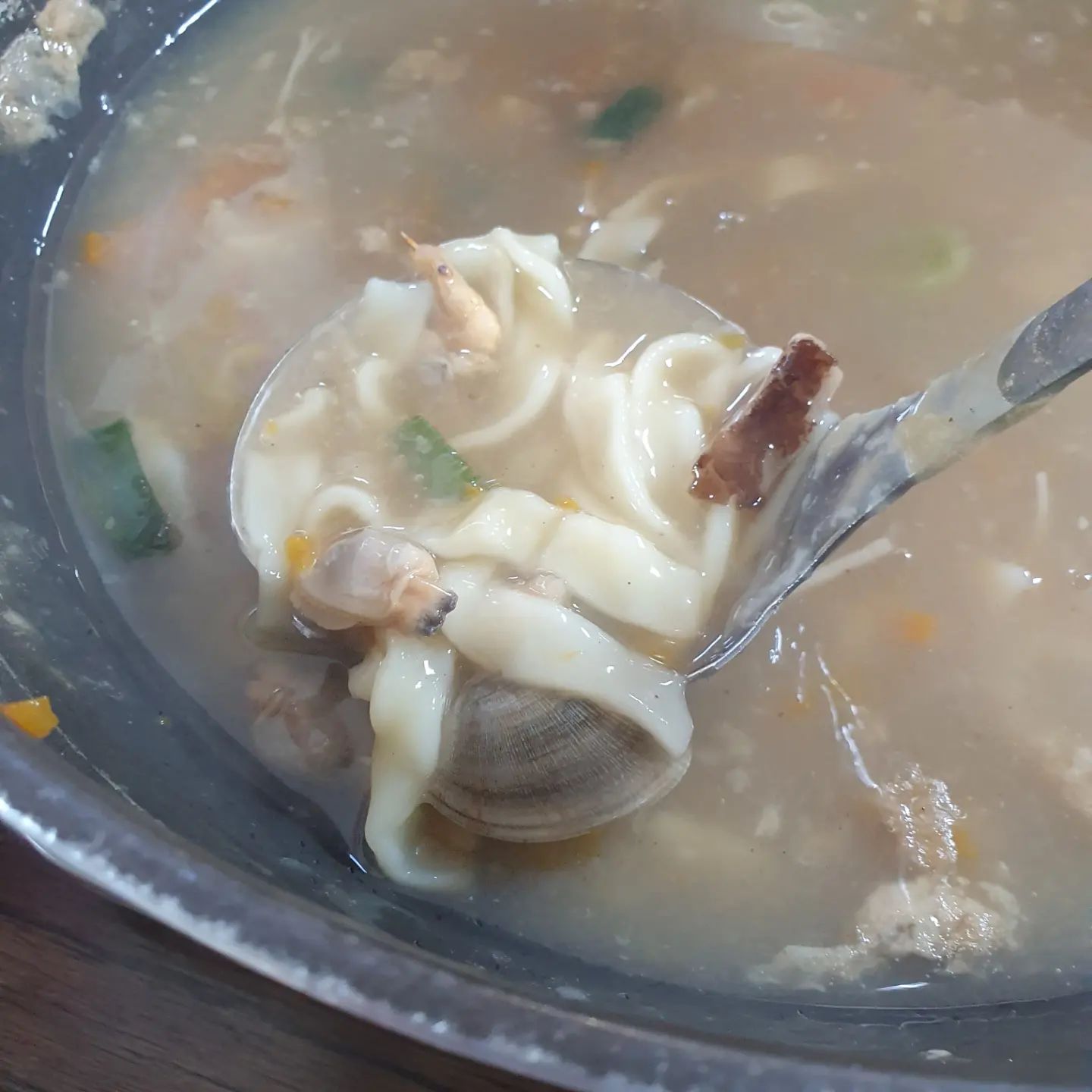 진짜 맛있음 주의
내 인생칼국수
이렇게 외진곳에 왜 사람들이 줄서서 먹는지 알게되는 맛
#홍두깨식당 #평택칼국수 #칼국수 #평택맛집 #맛집그램 #줄서먹는집 #먹스타맞팔 #먹스타그램 #먹스타 #인생칼국수 #점심 #점심메뉴 #맛집