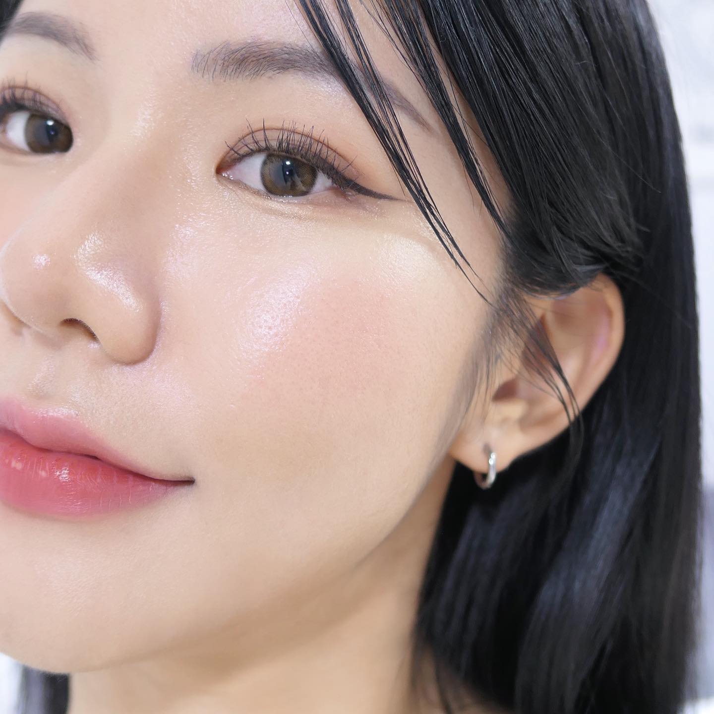 꿀팁 공유‼️ 휴대용 초미니 립밤 만들기

내돈내산💸 N통째 사용 중인 라네즈 립 마스크💕 매일 사용하는 제품이라 없으면 불안함..😱 극강의 보습력이라 특히 겨울에는 필수!!

매일 저녁 입술에 듬~뿍 발라줬는데 이제는 휴대하면서 바르고 싶어!! 짐 많은 거 싫어하는 나한테는 너무 큼..ㅎㅎ 

제일 작은 공병을 찾다가 내 머릿속을 스쳐간 인공눈물ㅋㅋ
스포이드처럼 쭉~누르면서 안쪽으로 넣어주면 미니 립밤 완성‼️대만족‼️
두 번째 사진처럼 자르면 초미니 립밤으로~ㅋㅋ🤭

#셔터브리티 #겨울필수템 #촉촉립 #립밤추천 #올영추천 #올영세일 #글로우립 #코덕 #뷰덕

oliveyoung_mag_official 
oliveyoung_official 
oliveyoung_global