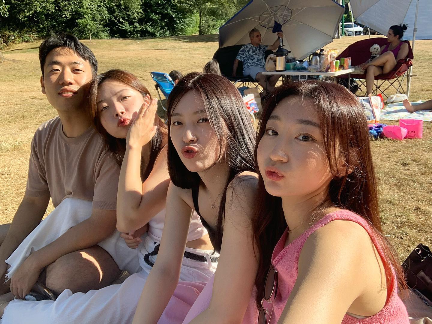 우리 넷 추억🐷🐷🐷🦁

딸 셋 챙기느라 고생많은 진위오빠
밥 차려주고, 설거지해주고, 
연아깜짝 생일파티까지 감사합니당 ~⸝⸝⸝˘◡˘⸝⸝
