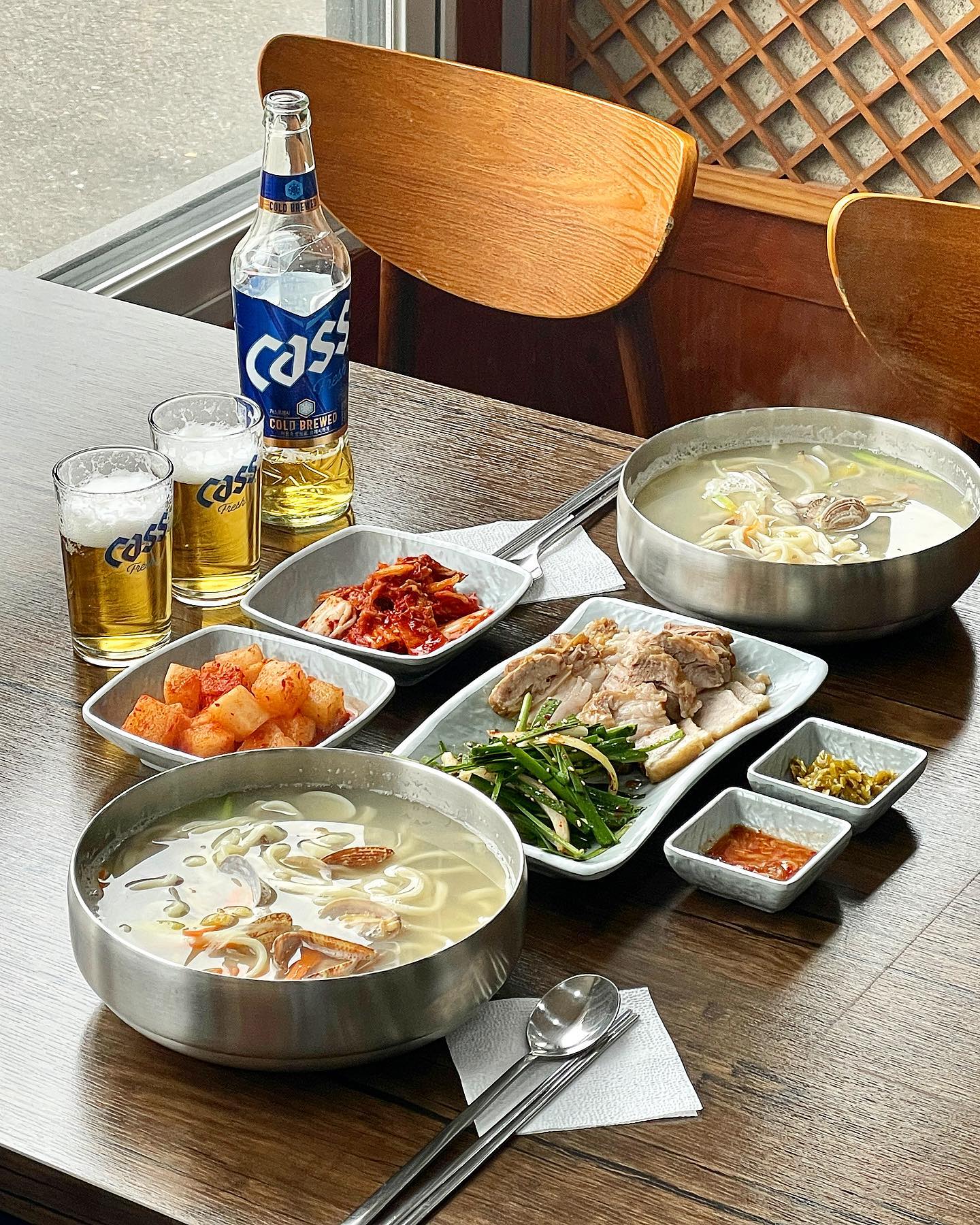 #석모리맛집 #야도바지락칼국수 
_
오픈이벤트로 12/31까지
소주와 맥주가 1,000원!!☝🏻
제한없이 1병당 천 원이에요-😲
#바지락칼국수 면발도 쫀득하고
국물도 시원해서 맛있고,
수육도 잡내없이 부드럽고 맛있어요!
술도 저렴할 때 얼른 드셔보세요-