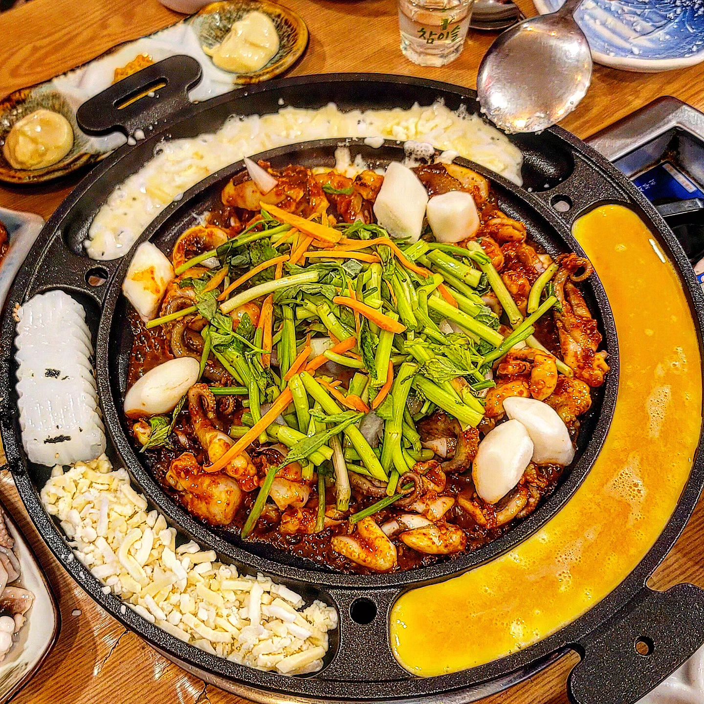 쭈꾸미볶음 먹다가 전골로 변신시켜버림😆

물론 저희는 쭈꾸미 먹으러 용두동 가는편이지만
경희대에 안씨네 쭈꾸미 추천해요.
치즈와 계란찜도 함께 세팅되는 이~불판!
탐나더라구요ㅋㅋ

갈릭소스와 카레가루 마요네즈
3종 소스도 맘에들었고
특히 콩나물국이~~크~~이거로 소주3병가능!!
맑은국물인데 칼칼하니 와죤 취저에요.

쭈꾸미데침이랑 두부사리 하나 추가해서 남은 볶음에
콩나물국 넣고 끓였더니 쭈꾸미전골로 변신‼️
진짜 미췄다🥰🥰🥰

📍안씨네쭈꾸미 : 서울 동대문구 회기동 75
🪧영업시간 : 10:00~10:30
🪧전화 : 02-969-7668

#안씨네쭈꾸미 #경희대쭈꾸미 #회기동맛집
#쭈꾸미맛집 #매운쭈꾸미 #쭈꾸미전골
#회기역맛집 #경희대맛집 #동대문구맛집
#맛집리뷰 #맛집추천