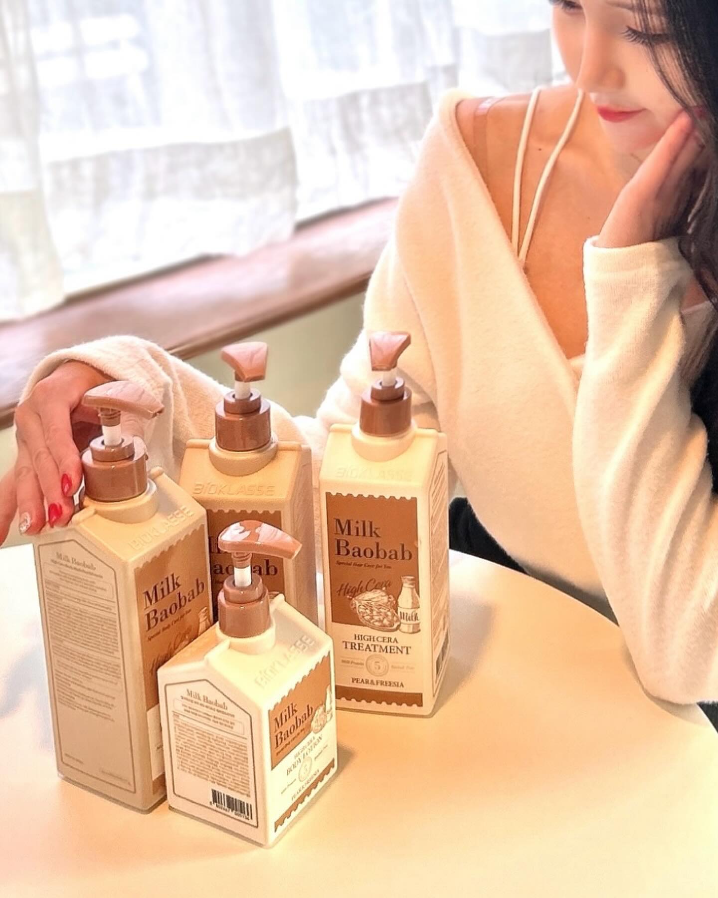 #협찬 milkbaobab_official

달큰한 배 향과 싱그러운 프리지아 향의 조합인
#밀크바오밥 하이세라 페어앤프리지아 🍐🌼

평소 향에 예민해서 바디워시, 헤어케어 제품도 향을 중요시하는데 요즘 같이 추운 날씨에 잘 어울리는 포근한 향기에 잔향도 오래남아서 너무 마음에 드는 제품 🤍
샴푸, 트리트먼트, 바디워시, 바디로션 모두 5가지 세라마이드가 듬뿍 함유되어 건조한 피부에 고보습, 고수분 케어가 가능하고
알라토인과 녹차추출물이 함유되어 두피와 피부 진정에 도움을 받을 수 있어요 !!

이번 연말 선물로 소중한 분들을 위해 #밀크바오밥 하이세라 페어앤프리지아 제품 어떠세요~? 정말 추천드려요 🎁💝

#광고 #AD #밀크바오밥 #향기좋은샴푸 #머릿결관리 #향좋은바디워시 #고보습로션 #연말선물추천 #플로럴향 #페어앤프리지아 #연말선물 #생일선물추천 #선물추천 #뷰티 #셀카 #셀피 #좋아요 #로션추천 #바디워시 #샴푸추천 #샴푸 #바디워시추천