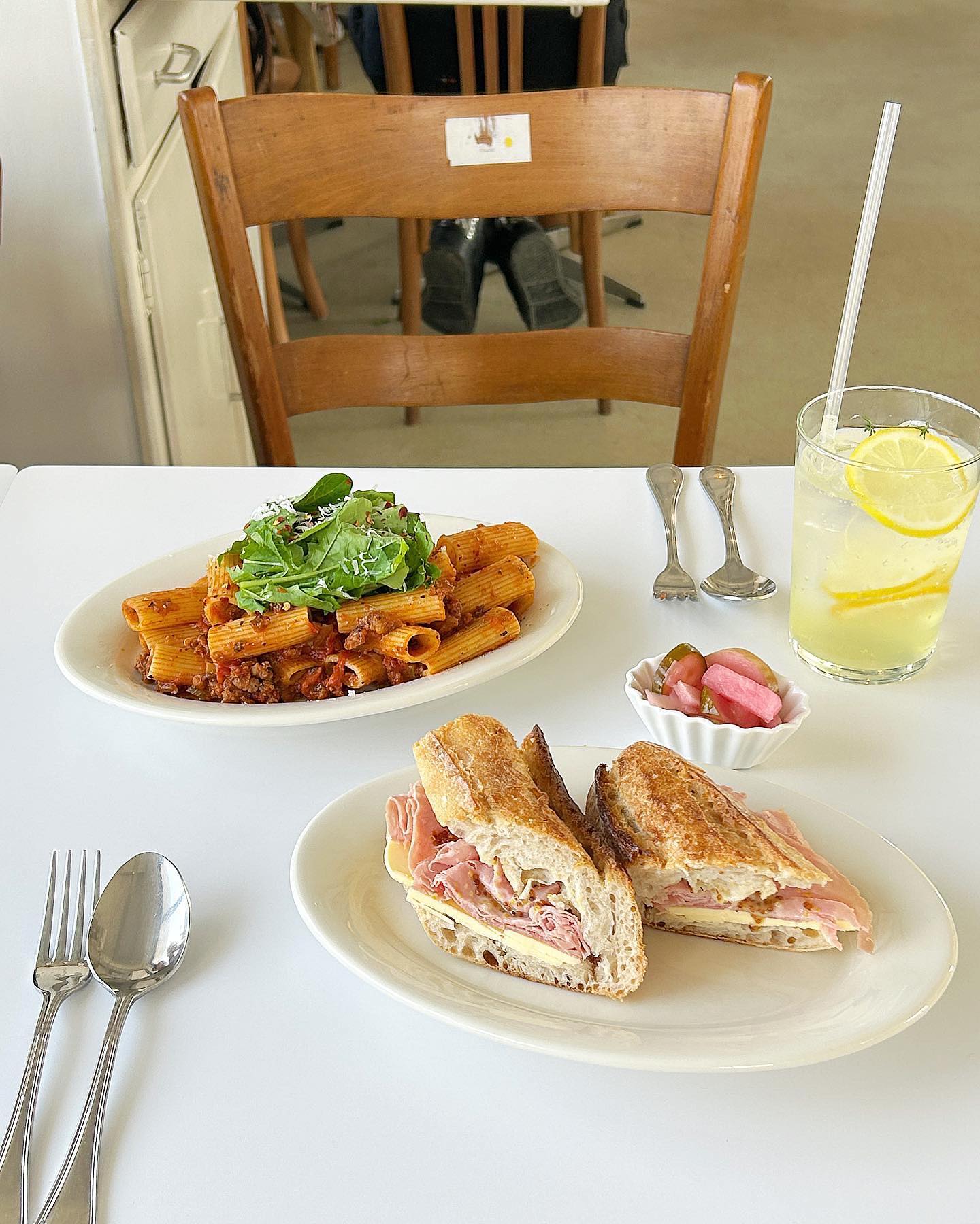 10장 꽉꽉채운 #에이미테이블 💙

샌드위치 파스타 다 맛있구
1층엔 예쁜 소품 천지 !
커트러리 머그컵 크리스마스 오너먼트까지 진짜 미쳤둠 🫶🏻

#하남미사카페
#하남소품샵

📍에이미테이블 
경기 하남시 미사동로 102-31