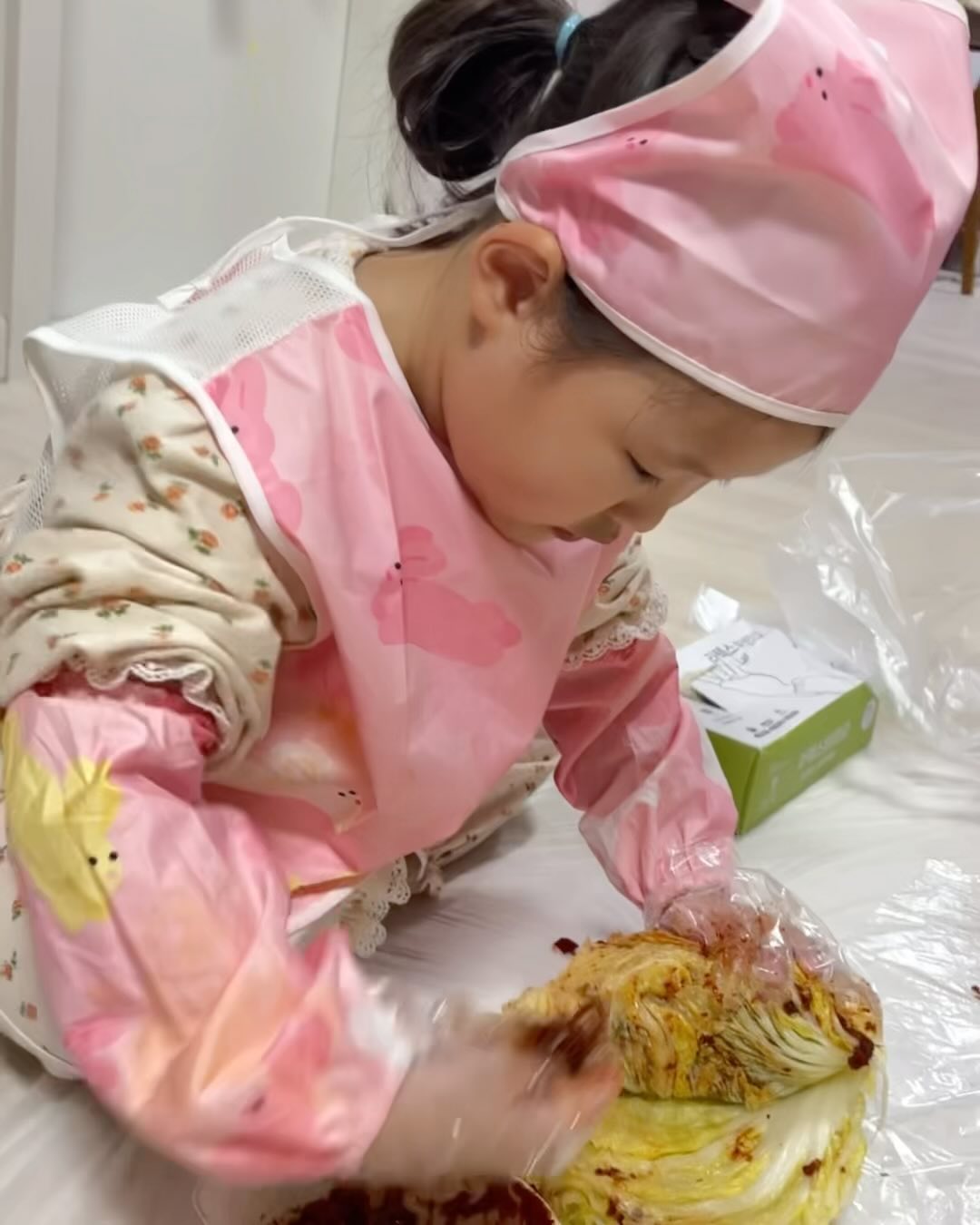 #김장 경력직 이예리니
엄마보다 낫네
-
짜란다짜란다
#도치맘 광대폭발
-
배추 세포기
체험판 김장
-
#일상소통#육아맘#육아맘소통#육아일상#맘스타그램
#육아소통 #육아맘 #베이비ootd #육아소통해요