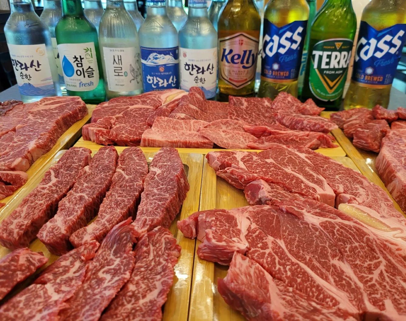 제주 놀러가면 꼭 먹어봐야되는 
가격 좋은 한우 #고기는한우다
가성비한우맛집으로 퀄리티에 가격까지
부담없어 좋고 이번에 주문한 
🎈1등급 500g에 6만원이라 대박!
거기다 🚩한우숯불정식은
✔️등심120g+된장찌개 +공기밥 15.000원 ✔️등심120g+물냉면 /비빔냉면 17.000원
정육식당이지만 상차림 비용 NO!
.
✔️위스키와 와인류의 경우 
콜키지도 가능한곳이라 알뜰하게 이용하기 좋은
숨은 한우맛집으로 추천
.
✔️5월말까지 테이블당 소주 4명 무료~
우헤헤헤~ 제주놀러가면 
꼭가보시길...
.
#고기는한우다_제주
0507-1450-9321
제주 제주시 노형로 401 1층
.
#제주가성비맛집 #제주한우 #제주맛집 #제주시한우맛집 #제주한우맛집  #제주소고기맛집 #제주현지인맛집 #제주시소고기맛집