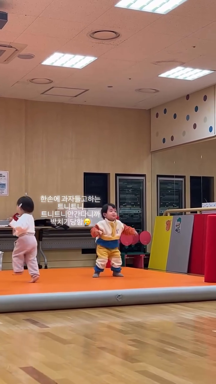 문센사랑하는 울까니
너무피곤해서 저날가지말자고 했다가
박치기당하고 정신차리고 나간날💛

까까들고 점푸잘하네👶🏻