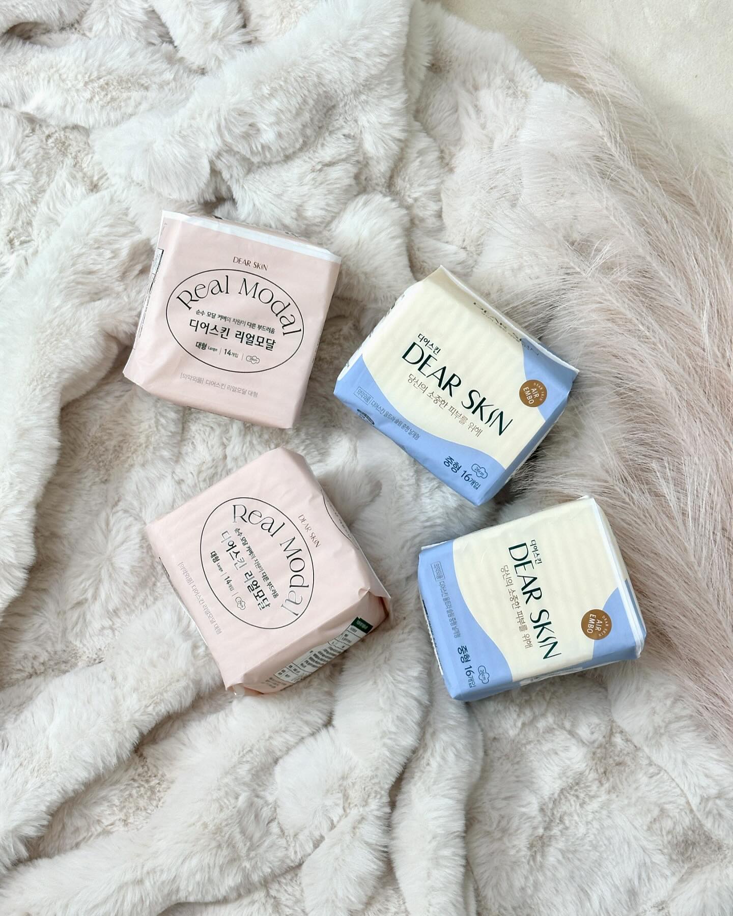 #협찬 #제품제공 official_dearskin
빠른 흡습성과 흡수력, 숨쉬는 통기성 커버로 산뜻한 #디어스킨 생리대 ☁️

리얼모달은 자연유래 식물성 섬유인 모달 100%의 탑시트로 피부에 닿는 부분이 부드럽고 편안했어요 :)

양이 많은 날에도 더블 샘 방지 라인으로 샘 걱정 없고 독일 피부과학연구소의 더마테스트 최고등급인 5스타를 획득, 고분자 흡수체를 사용하지 않아 자극 걱정없이 안심하고 사용할 수 있답니다!

리얼모달 제품 뿐 아니라 디어스킨만의 에어엠보 패드로 흡수력이 뛰어난 에어엠보 생리대도 마음에 들었어요

📍올리브영에서 5월1일(수)부터 6월 7일(금)까지 디어스킨 리얼모달과 에어엠보 제품을 1+1 & 20%추가 할인 프로모션이 진행중이예요

올리브영에서 디어스킨을 특별가에 만나고 일주일간의 편안함을 느껴보세요🤍

#디어스킨 #리얼모달 #에어엠보 #생리대추천 #올리브영생리대 #모달생리대 #편안한생리대 #저자극생리대
