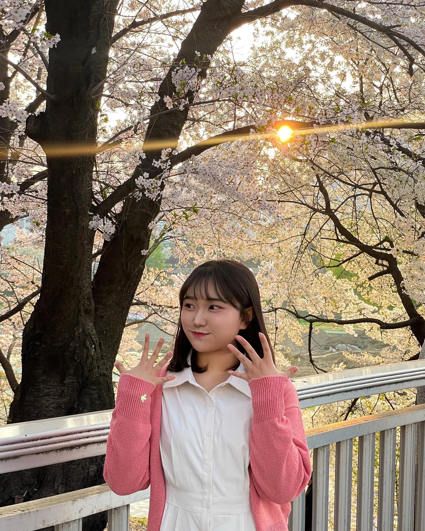 무슨포즈하지 포즈🥴

#벚꽃 #벚꽃명소 #서울데이트코스 #포토존 #카페추천 #데이트 #데이트코스 #좋아요반사 #팔로우 #맞팔환영 #맞팔 #선팔맞팔 #패션 #좋반 #좋아요 #ootd #follow4like #fff #followforfollowback #いいねした人 #likeforlikes #fyp #14f #f4f #141 #ootd #フォローバック #いいねした人全員ファローする #ね返し #いいね返します