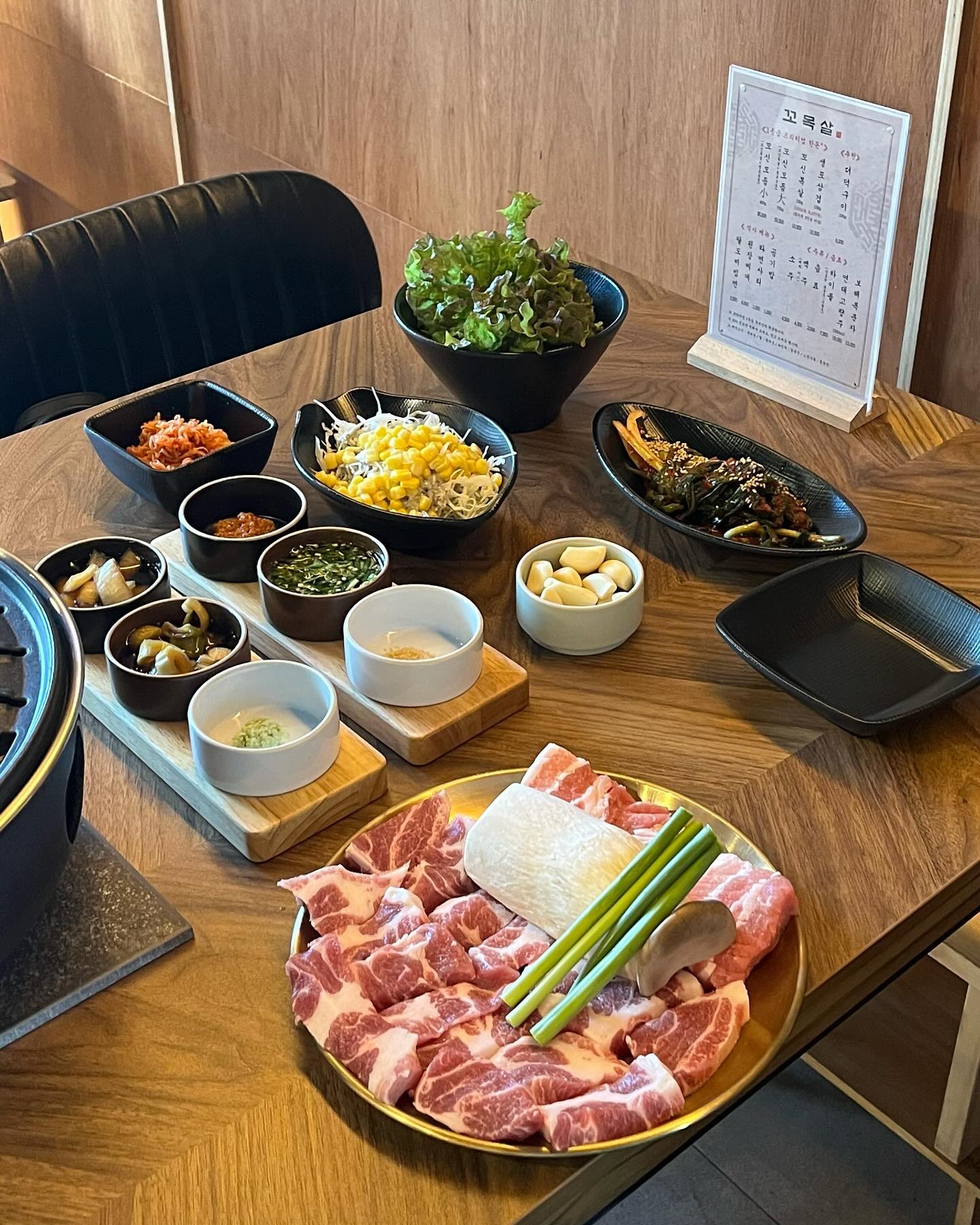 #협찬 새로 오픈한 당감동 목살 맛집 🥓
100% 1등급 프리미엄 한돈만 사용하는 곳
돼지고기라도 80퍼 정도만 익혀서 먹어도 된다고 함
꼬신목살 이름에 걸맞게 하나도 안 퍽퍽하고 꼬수운 풍미에 육즙 가득,,
가게 내부는 우드톤에 아늑한 분위기라 데이트 장소로도 추천!
하이볼도 팔아서 고기랑 같이 가볍게 한잔 하기 조을듯
주차도 1시간 지원되고 사장님도 진짜 친절하심 ㅠㅠ

📍꼬목살 당감점
위치: 부산 부산진구 당감동 175-2 18동 103호
영업시간: 매일 17:00 ~ 23:00 (22:00 라스트오더)

#당감동고깃집 #당감동고기 #당감동고기맛집 #부산당감동맛집 #당감시장맛집 #부산진구맛집 #부산진구고기 #당감시장고기 #당감회식 #부산진구회식 #부산진구외식 #당감맛집 #당감신규맛집 #꼬목살당감점 #꼬목살