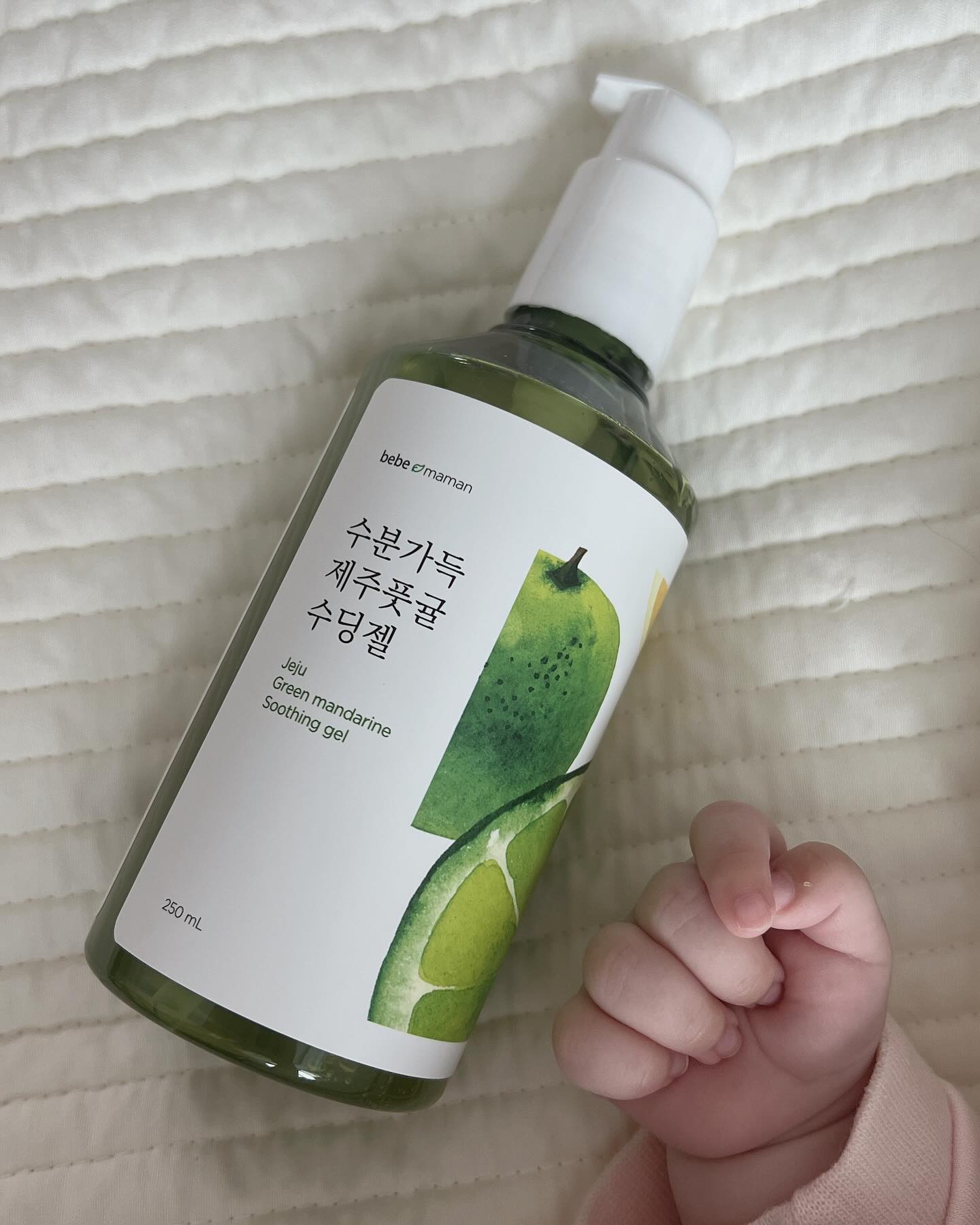 #제품제공 #광고 #베리굿맘10기
 
 
용용이가 두번째로 소개할 제품은
❝수분가득 제주풋귤 수딩젤❞ 이예요

어른들이 수분크림을 바르는 것처럼
아이들도 피부에도 수분 보충이 필요해요
무조건 유분으로만 채운다 ˀ̣ NO.ᐟ NO.ᐟ
유수분 밸런스를 잘 맞춰줘야해요♡̴

베베마망 수분가득 제주풋귤 수딩젤은
인공향료와 합성 방부제는 없는
자연유래성분 97.33%로 신생아시기부터
안심하고 사용할 수 있어요⋆◡̎⋆

직접 발라보니 전혀 끈적이지 않고
산뜻하고 쿨링감 있게 흡수되었어요ʕ¨̮ʔ
향도 싱그러운 풋귤향으로 더운 여름철에도 너무 잘쓸거같아요🍊

진정과 보습을 위해 알로에 뿐만 아니라
청정제주의 싱그러운 풋귤과 
감귤꽃의 꿀 성분을 함유하고 있는 초록 비타민 수딩젤·͜·

앞으로도 용용이 피부의 진정과 보습을 부탁해ᡣ𐭩

🏷️ᵀʰᵃⁿᵏˢ ᵗᵒ bebe__maman 

#유아화장품 #베베마망 #수딩젤 #알로에수딩젤 #초록비타민수딩젤 #태열 #침독 #아기태열 #신생아태열 #아기침독 #아기피부진정 #침독크림 #아기침독크림 #아기피부관리 #유아보습제