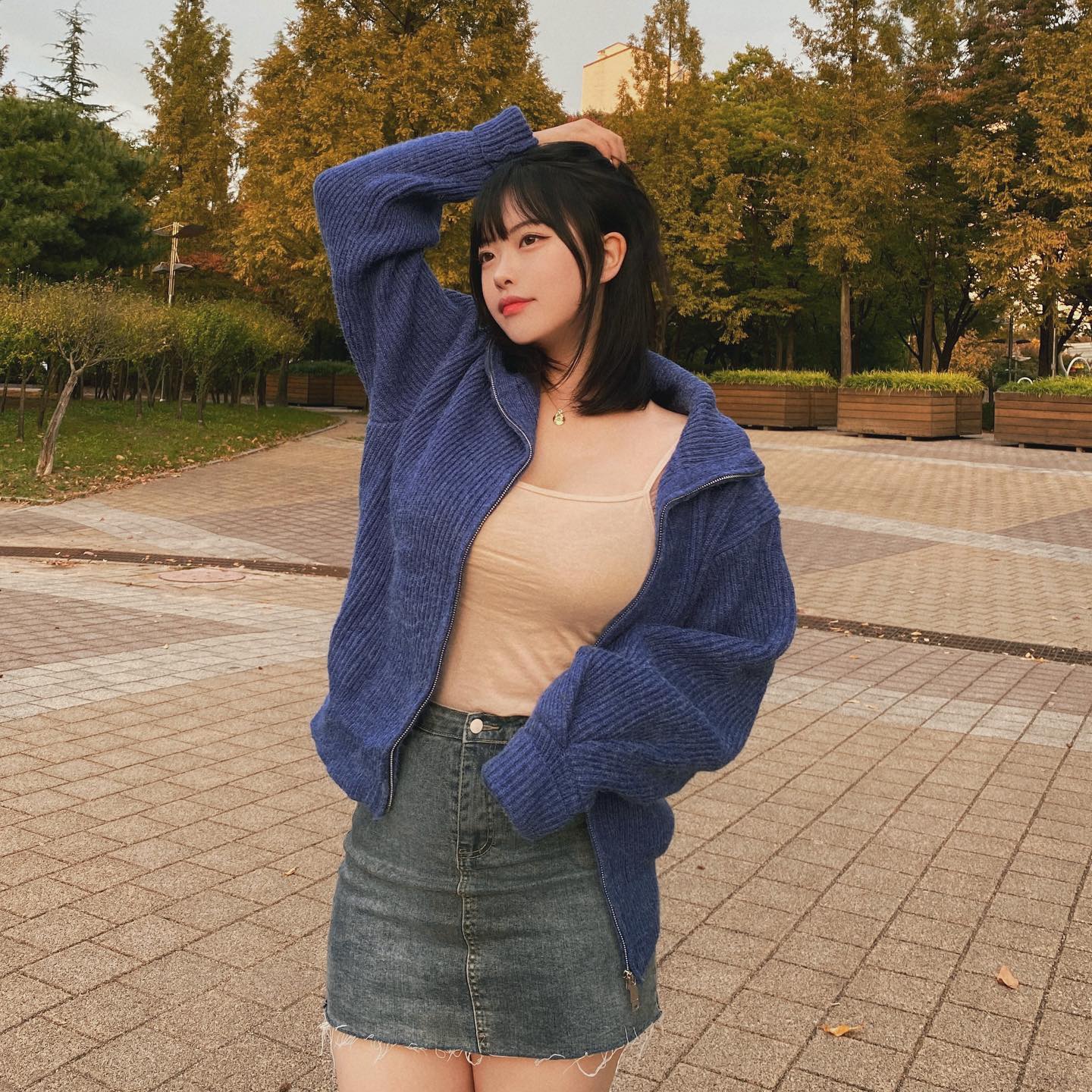 #협찬 meitu.kr
가을 나들이를 더 완벽하게 즐겨볼까 🍁
좋은 기회로 요즘 많이 쓰는 메이투를 사용해 봤어요
제가 메이투에서 좋아하는 기능 소개해 볼게요 

먼저 메이투로 날아간 아이메이크업,컨투어 등 살리기!
립에 탕후루립 필터도 추천 ㅎㅎ

거기에 가을무드 필터까지 〰️ 
제가 쓴 필터는 'VN19 60%' 

뒤에 꼬마가 나온 사진은 ‘AI지우개’로 감쪽 같이 지워봤어요!! 
자연스럽게 지워져서 사람들 나와도 걱정 없쬬🤭

 
 
#메이투 #meitu #셀카보정어플추천 #쌍수 #코성형 #메이투성형앱 #가을가을필수 #가을감성 #가족나들이 #메이크업 #단풍#핑크뮬리 #AI지우기 #VN19