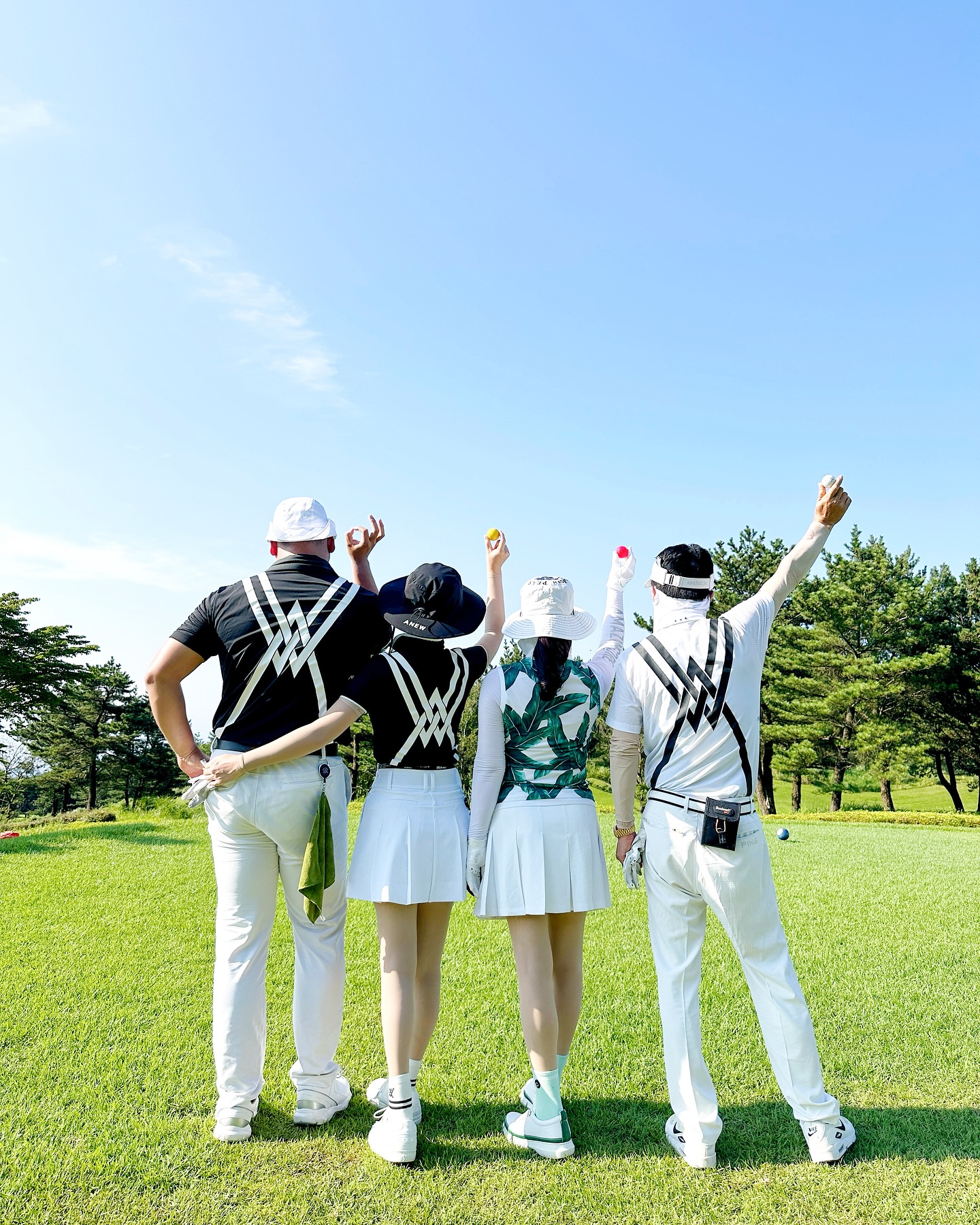 머리올리고 두번째 라운딩 🏌🏻‍♀️🏌🏻‍♀️🏌🏻‍♀️
너무너무너무 더워서 어떻게 쳤는지 정신이아득하다

연습 빡시게 하고 가서 나름 만족스러운 결과에 
그나마 다행이고, 더위를 조금이나마 참을 수 있었다

엄마아빠랑 남편 넷이서 두번째 라운딩 💕

나 초보라고 다들 응원해주고 다독여주고 챙겨주고
이틀동안 우쭈쭈 엄청 해주심... 
언능 초보딱지 떼볼게요 😖

너무 더웠지만 왜 필드 나가려고 하는지
조금은 알게됐다 하하하 
시원할 때 다시 나가야징! 

#골린이 #골프 #골프패션 #골프웨어 #어뉴
#골프스타그램 #골프장 #골프라운딩 #골프필드
#골프그램 #골프룩 #패션 #스타일 #라운딩 
#라운딩룩 #라운딩패션 #부부사진 #여행 #휴가
#제주도 #볼카노cc #볼카노 #제주볼카노 #제주골프장
#제주도골프장 #제주도라운딩