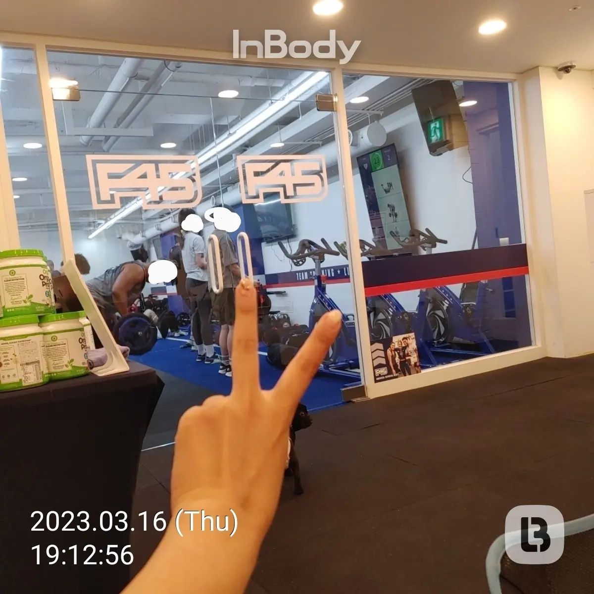 런바디 챌린지 11일차!

오늘은 스트레칭-PT-F45로 운동 진행!
상체를 조졌다...후후...

밥차리기가 점점 귀찮아져서 대충 먹게된다..
그러다보니 영양이나 양이 불규칙해져서
또 살이 붙으려...!!8ㅅ8
조금 더 신경써야지..
밥대신 컬리플라워를 먹으니 힘이 안나..
칼로리 낮아지는 대신 배가 고프긴 하다.
역시 서브웨이만한게 없는걸까..
일반식 먹으면 몸무게 바로 올라가서 속상한데
그래도 그게 의미가 있는거니까..
잘 챙겨먹어야지!!

홈트는 좀만 더 고민해보자ㅠㅠ

#런바디챌린지 #운동기록 #식단기록