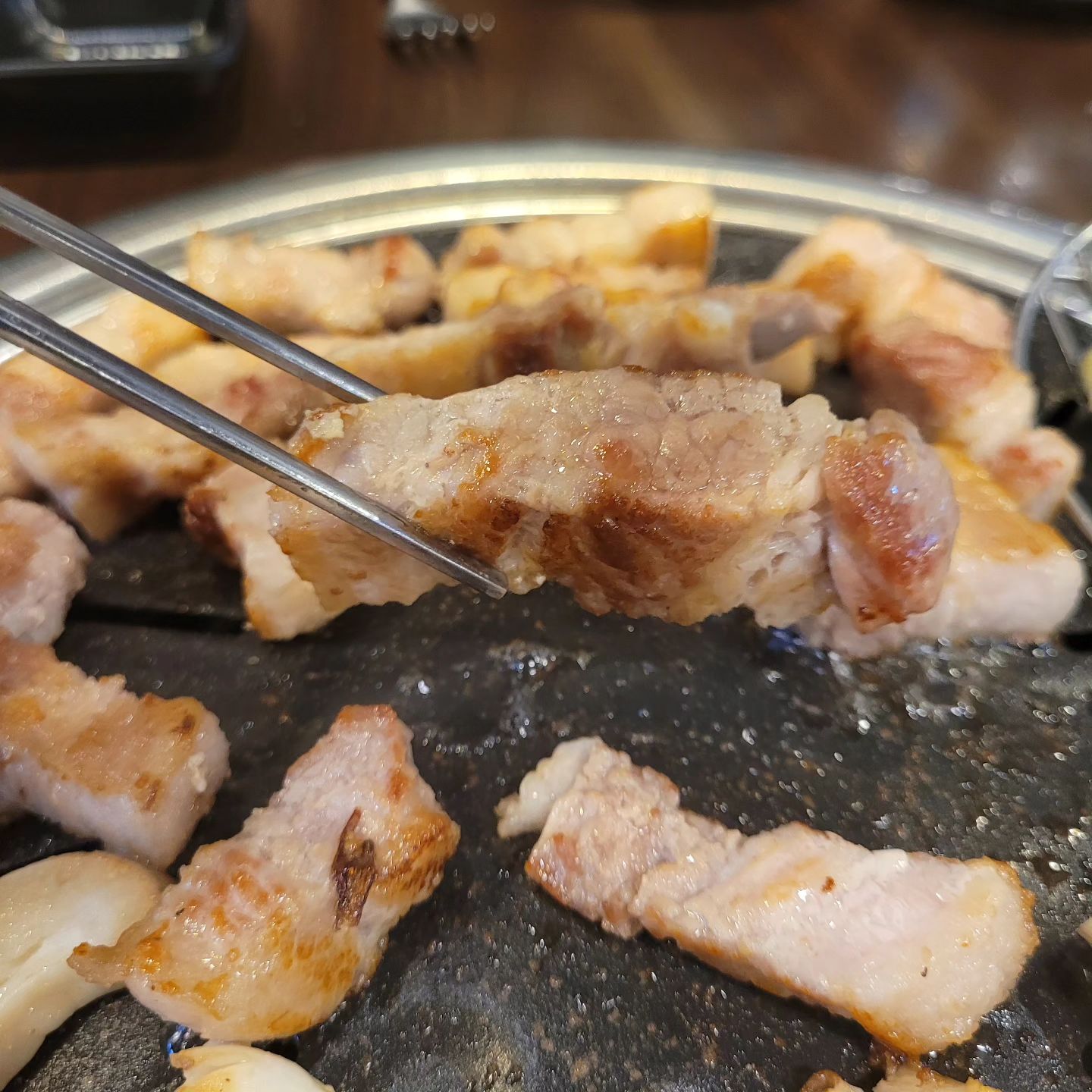 겁도없이 팔공모듬한판 750g을 클리어 해버렸네요!
엄지척 할 수 밖에 없었던 고기의맛
대구혁신도시 팔공한우왕소금구이
다음이는 다른 메뉴로 클리어해보겠사옵니다.
#팔공한우왕소금구이 #대구혁신도시맛집