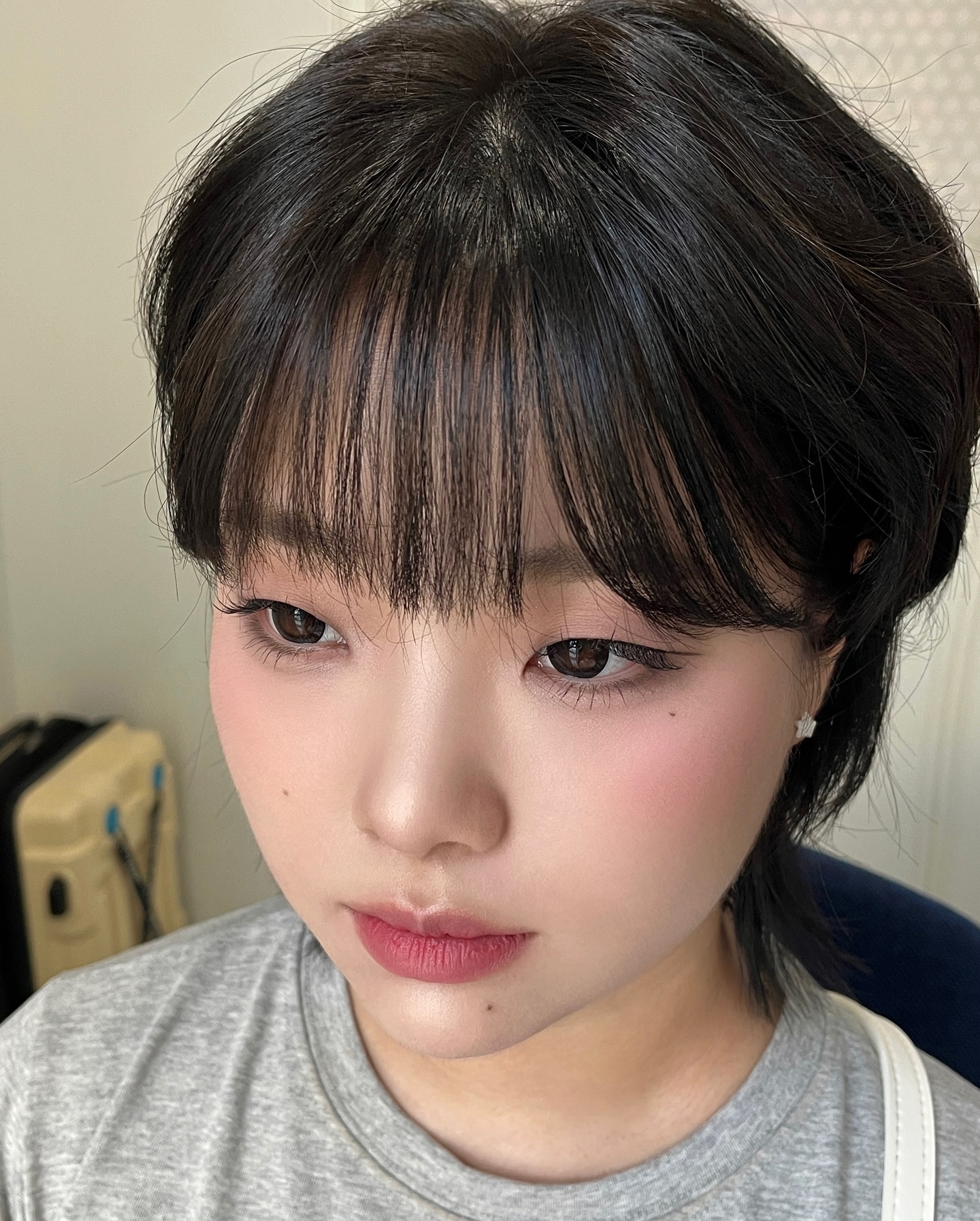 자연광.ver VS 플래쉬.ver

무쌍에 동글해서 너무 귀여우셨던 분🥹💖
평소 추구미가 있으셔서 그 추구미 반영해 드리고
원하시는 위치에 점도 콕콕😉
레이어드 컷도 예쁘게 되있으셔서 컬 넣으니까 이미지랑 더 찰떡콩

#대구메이크업#메이크업#출장헤메#숏컷펌#숏컷스타일링#쿨톤메이크업#청라언덕#서울헤메