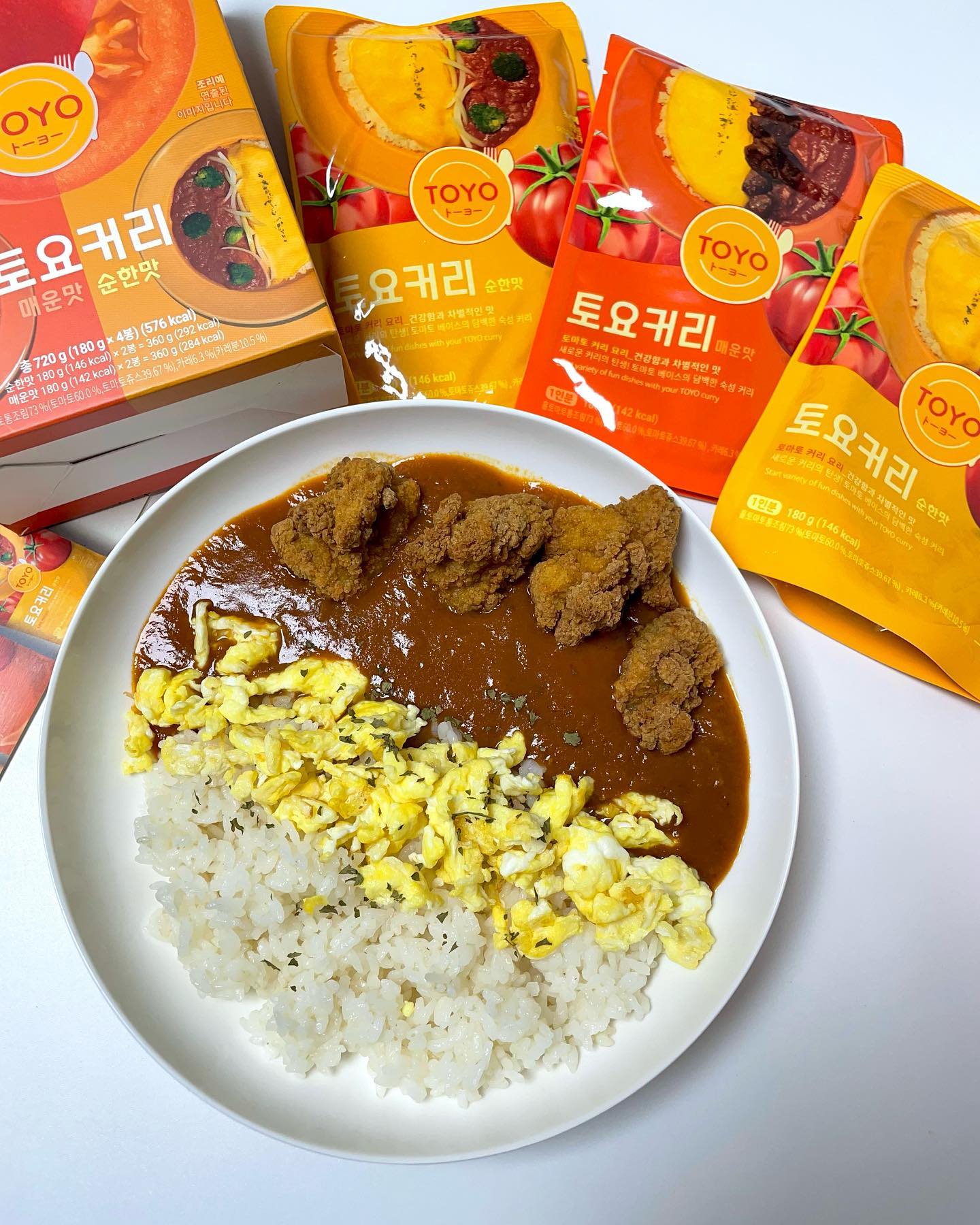#협찬 #토요커리 🍛

🍅토마토 베이스(약 74%)의 새로운 맛의 커리!

치킨과 계란 토핑해 먹으니 짱맛! 
순한맛 2개 + 매운맛 2개 로 구성괴어있어요

반포의 고급 아파트 조식 서비스를 했을 때 
가장 인기 있었던 메뉴를 가지고 전문점으로 오픈을 했다네요

건강, 다이어트, 영양을 챙기는 고급 아파트 주부와 아이들에게 인기가 많았으며, 
오픈 후에는 강남, 서초의 젊은이들에게 반응이 매우 좋아서 
오픈 6개월만에 3대 배달앱 Top 10에 진입해서 지금까지 유지하고 있다고 합니다👍🏻

그리고 강남 매장에 오시기 어려운 분들을 위해 
RTE(Ready To Eat)토요를 출시했습니다😆

지금 네이버스마트스토어, 쿠팡 등 국내 대 부분의 온라인 채널에 입점 되어 있고
최근 싱가포르 shopee에도 입점이 되어 아시아인이 즐기는 커리로 성장하고 있어요
이번 달 중에는 호주에도 수출을 할 예정이라고 하네요

🛍️https://smartstore.naver.com/toyoshop/products/8784856022

#토마토카레 #강남카레맛집 #논현역커리 #야채커리 #리뷰노트 #커리 #카레