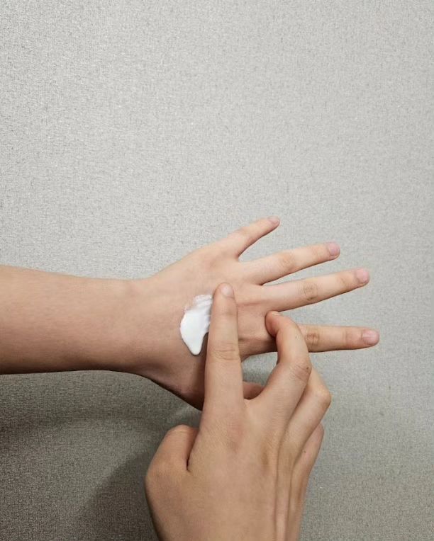 #광고 #선크림
-
너무 덥다 더워!
햇빛이 너무 뜨거워서 선크림 무조건 바르고 외출해야 되는데요
제가 요즘에 정착한 선크림 소개해 드릴게요
제이랩스 선크림인데 비건인증 및 무자극테스트 완료한 제품이고요
자외선 차단뿐만 아니라 주름, 미백 기능성도 있어서 
외출할 때마다 열심히 바르고 있답니다🥰🥰
-
그 외에도 다양한 기능이 있는데요💚❤️
▪️비타민 D3보충
▪️12시간 이상 막아주는 자외선차단력 (SPF50+PA++++)
▪️블루라이트 차단 효과(임상완료)
▪️촉촉한 피부 유지를 위한 수분진정콤플렉스TM
▪️탄력과 보습을 채워주는 에센스 기능
-
그리고 특히 마음에 드는 건 백탁이 없어요!💯💯
자연스러운 피부 광채 연출이 가능해서 외출할 때 
이거 하나만 바르고 나가도 괜찮더라고요.
바를 때 뭉치거나 그런 거 없이 부드럽게 잘 발려요
무향이라서 호불호 없이 모두 사용하기 좋고 
데일리 선크림 찾는 분들에게도 좋을 거 같아요🙆‍♂️🙆‍♂️
-
올해 여름은 제이랩스 선크림으로 자외선 차단해야겠어요!
antazio_kr
-
#자외선차단 #안타지오 #수분선크림 #선크림추천 #뷰티 #뷰티스타그램 #뷰스타그램 #인스타뷰티 #beauty #뷰스타 #뷰티그램#코스메틱 #뷰덕 #코덕 #화장스타그램 #인생템 #일상 #daily #instadaily #일상스타그램 #일상그램 #데일리그램 #오늘 #데일리 #인친 #인친스타그램 #맞팔댓글 #팔로우해요