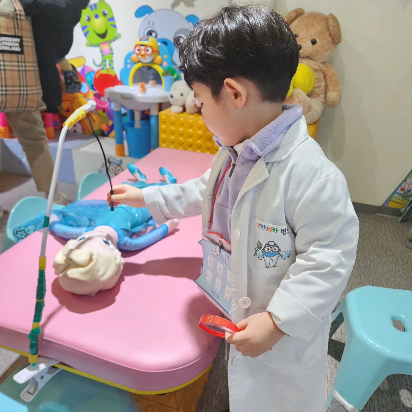 하람이 방학기간 친정살이 
하루하루 바쁘게 돌아다니는 중👍
양치학교가서 졸업장까지 받아오고 
치약도 만들고 좋은 경험했다
활동도 점점 자신감있게 잘하고 멋지고 
언제 이렇게 컸지 매일 실감하는 중

#의정부양치학교치카치카 #의정부양치학교 
#친정살이중 #방학길다길어
