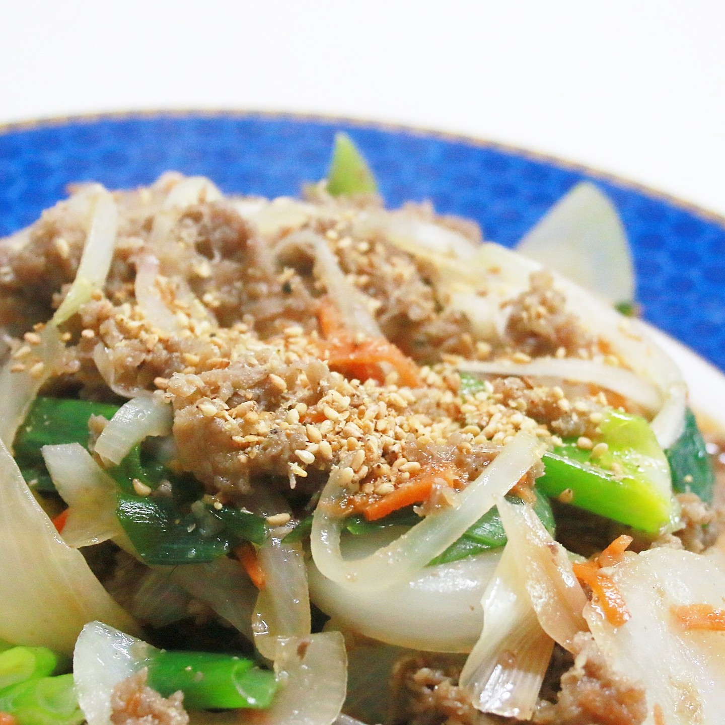 🍽 부산한식당 사미헌 소불고기 밀키트 먹어봤어요! 🍖

🌸 벌써 봄이 왔네요! 오늘은 특별한 한끼를 사미헌 소불고기 밀키트로 즐겨봤어요. 사미헌은 23년간 부산에서 사랑받는 맛집이죠! 
갈비탕이 유명한데, 이번에는 소불고기를 먹어보았어요

📦 밀키트는 정말 세심하게 포장되어 있었어요. 냉동에서 해동한 후에는 양념 넣고 익히기만 하면 돼서 편리했어요. 양념이 고기와 찰떡궁합이라 맛있게 익혔어요!

👩‍🍳 고기가 익을 때 주방에 퍼지는 향은 정말 환상적이었어요. 
양념이 고기에 골고루 베어서 입안 가득 퍼지는 맛이 일품이었어요.

🍚 밥 한 그릇이면 충분한 사미헌 소불고기! 
부산 맛집 사미헌의 맛을 집에서 편리하게 즐길 수 있어서 너무 좋았어요. 
소불고기를 좋아하는 분들에게 강력 추천합니다!🌟
.
.
.
.
#사미헌 #소불고기 #한식 #밀키트 #간편조리 #맛집 #부산맛집 #한식맛집 #맛스타그램 #홈쿡 #요리스타그램 #먹스타그램 #집밥 #소고기요리 #한식요리 #소고기레시피