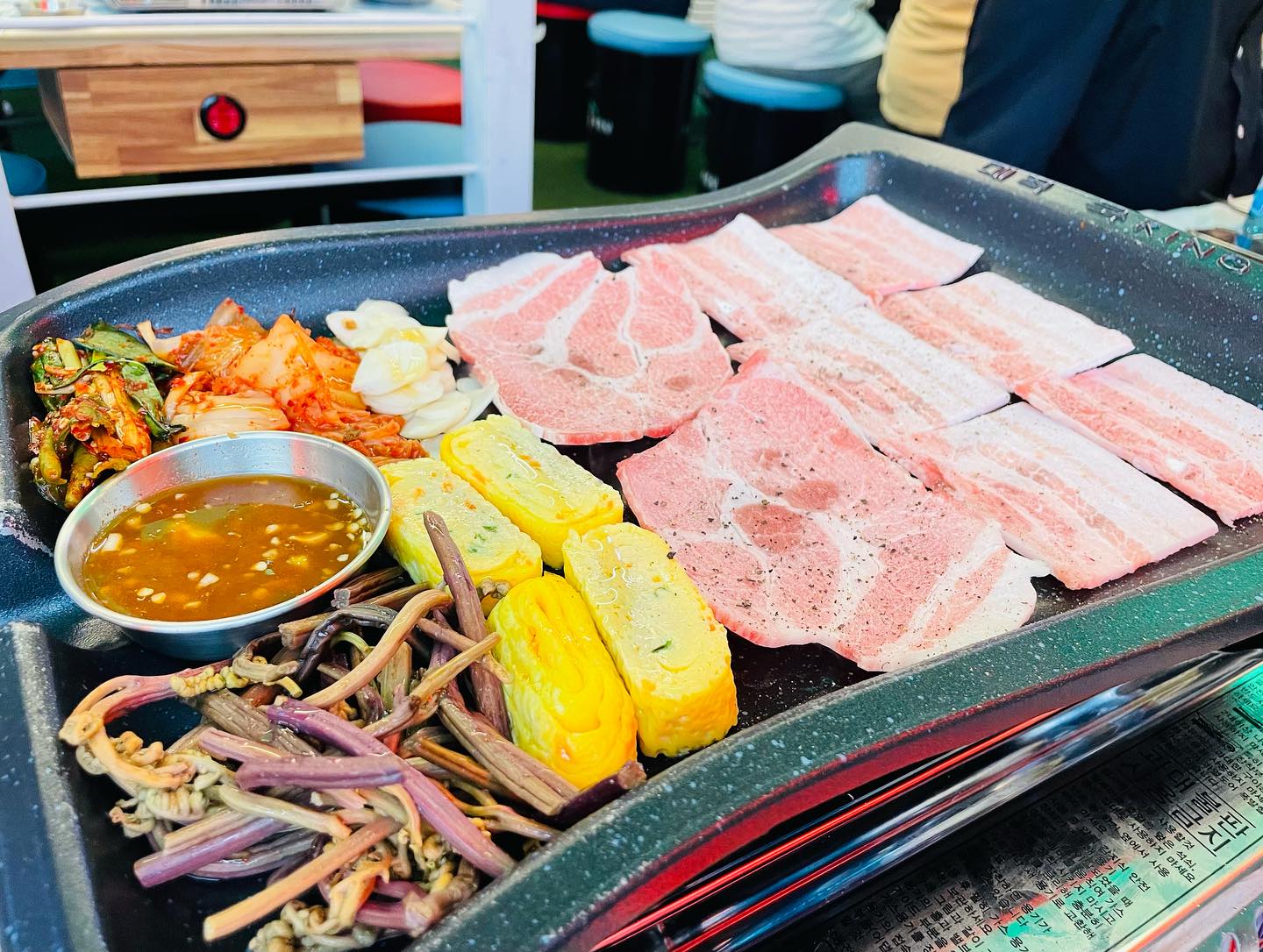 #협찬 🐷파절이세겹살 파주야당점🐽
✔️반려견 동반 가능한 고기집
✔️철판 볶음밥이 단 돈 천원!!
✔️보조배터리 대여가능
✔️처음 불판 셋팅은 직원 분이 해주심
.
.
😋 고기도 맛있고 같이 곁들여서 먹을 밑반찬들도 
많이 나와서 냉삼 먹을 때 질리지 않게 다양한 방법으로 
먹을 수 있었어요.  처음 셋팅은 직원분께서 
해주시기 때문에 좋았답니다.
그리고 구성도 완전 알찬 이천원 철판볶음밥!! 이랑 
저희는 된장찌개 시켰는데 청양고추 넣어서 먹으니
칼칼하니 너무 맛있었어요👍🏻
꼭꼭 드셔보시길 추천드려요!!