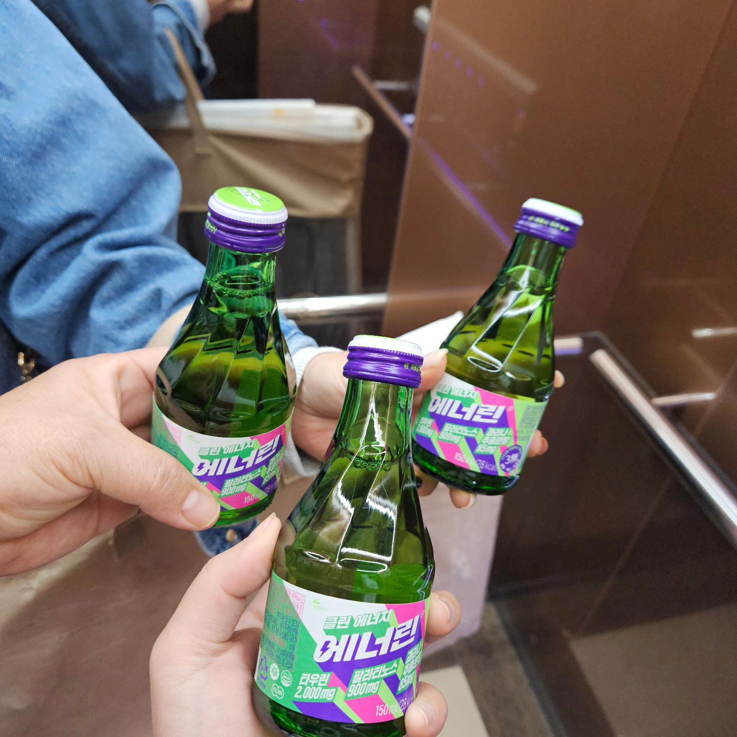 #협찬 
유니 운동회때 한병씩 마시고 시작했던 에너린!
GS편의점에서 구입 가능하고 온라인은 현대약품 
스토어에서도 구매가능ㅎㅎ 이거 마시고 하루를
시작해서 그런지,,,운동회도 씹어먹고 회식 5차까지 달림🏃‍♀️🏃
슬로우슈가라 불리는 천연당인 팔라티노스 900mg함유
설탕보다 1/5수준으로 천천히 흡수되는게 장점!!!
청량한 탄산에 상큼한 청귤향으로 다른 에너지음료에 
비해 깔끔한맛인데,,미에로화이바로 유명한 현대약품에서
출시한 건강한 에너지드링크로 안심하고 마시기 쌉가넝 ✔️ 
#에너린 #천연카페인 #수험생음료 #시험준비
#에너지드링크 #에너지음료 #클린에너지 
#슬로우슈가 #피로 #무설탕 #타우린 #청귤음료 #집중