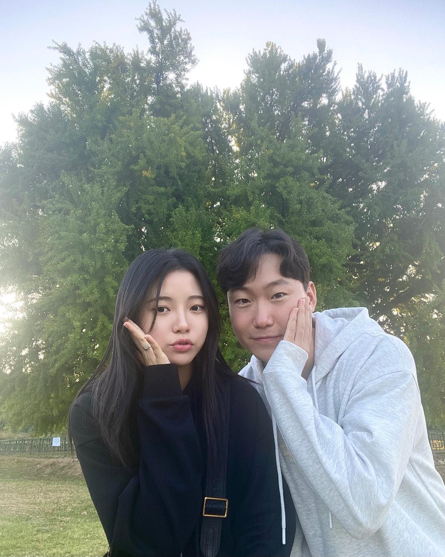이제는 정말 가을 시작🍂
갑자기 날씨도 엄청 추워지고 찬바람까지🌬️ 원주에 “공방데이트”하러 갔다가 이쁜 풍경 보면서 산책&수다떨기를 좋아하는 나를 위해 이쁜 은행나무가 있다는 사실을 또 알아온 짝꿍이가 공방데이트 끝나고 데리고 가줬던 곳🌳
그런데 ! 은행나무가 있는 곳이 햇빛을 잘 못 받는 그늘진 곳이어서 아직까지는 나무가 물들지 않고 초록초록했던 사실ㅎㅎ 그래서 한 2주?에서 3주 뒤에 다시 찾아가 보기로 했던 장소💚
그래도 이왕 온 거 초록초록한 나무 배경으로 오랜만에 사진 찍어보자‼️해서 탄생하게 된 우리의 또 다른 소중한 사진✨ “진짜 이날 찍은 사진들도 다 같이 전부 너무너무 이뻐서 거즘 1년 만에 쟁이커플 프사도 바뀌었다는 사실❤️”

🍃2023.10.11Wednesday🍂#가을 
🐸2023.10.17Tuesday🐸#쟁이커플