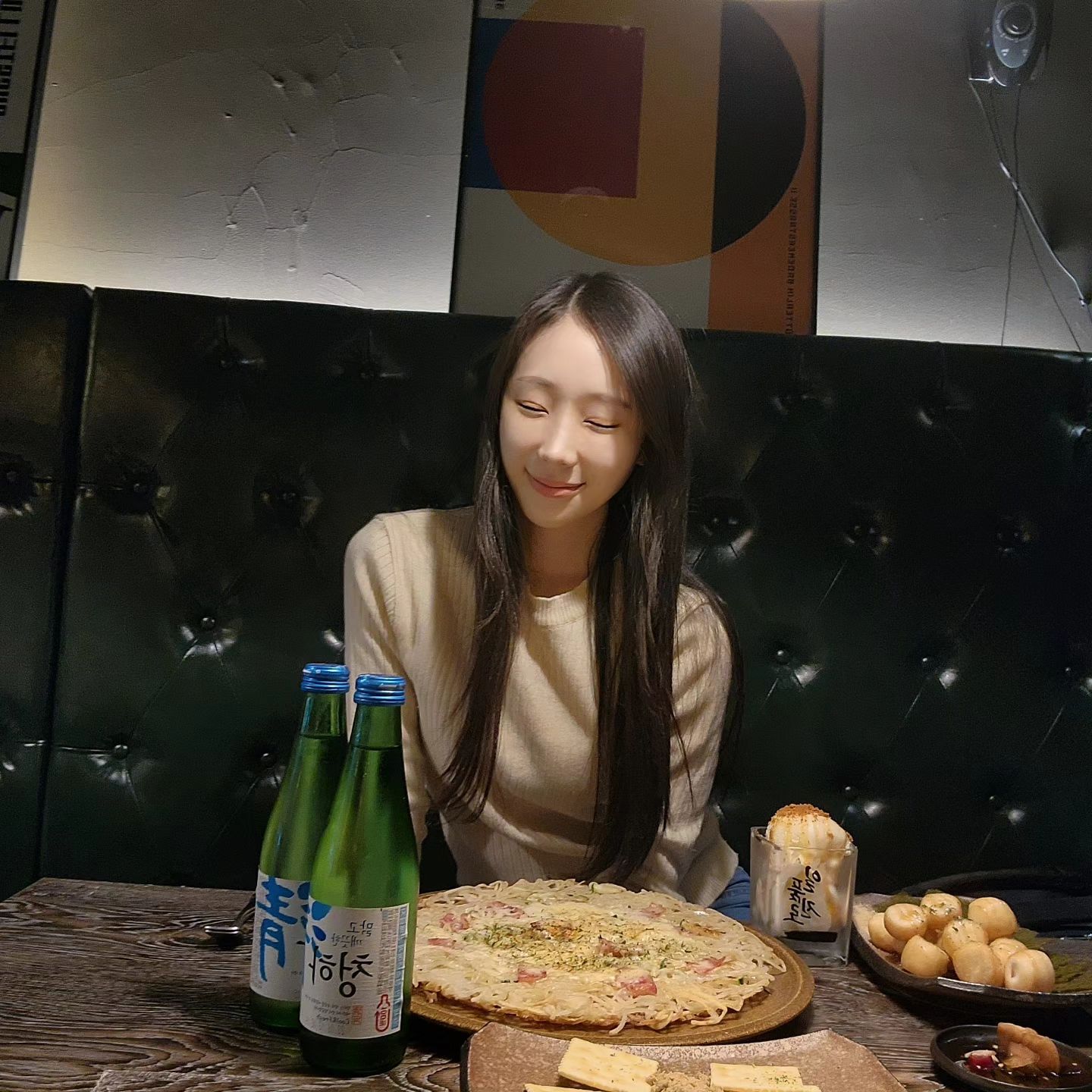 #협찬
치즈 감자채전 18.0
감태 & 떡구이 10.0
청하 2병 11.0

술로름, 이름도 얼마나 멋진가🫢
다양한 메뉴들의 가성비가 훌륭해 부담없이 즐길 수 있다규😝
다양하고 색다른 20여가지의 전통주(주류)들과 10여가지 이상의 다양한 퓨전한식들을 맛볼 수 있다규😋
30평 규모의 넓고 쾌적한 사이즈라 단체모임장소로 제격👨‍👩‍👧‍👦
분위기가 좋아 연인들의 데이트코스로도 제격👩‍❤️‍👨
음식도 맛있고 사장님도 친절하시고 연남동 갈일 있으면 무조건 꼬우해야지😉
치즈 감자채전이라니 이름만 듷어도 군침 돋는다규 식감도 신기하고 배도 부르다구😏
감태는 처음 먹어보는데 엄청 특이하다구 떡구이에 꿀 듬뿍 존맛탱🥹
아이스크림이 진짜 도른놈..🍦순식간에 사라졌..👍

🎈술로름 (서울 마포구 양화로21길 33 B1)
sulroreum
☎️연락처: 0507-1397-3412
⏰️일 - 목 16:00 - 01:00 (Last order 00:00)
금 - 토 16:00 - 02:00 (Last order 01:00)

#술로름 #연남동술로름 #연남동맛집 #연남동맛집추천 #연남동술집 #연남동술집추천 #연남술집 #연남맛집 #연남동핫플 #홍대맛집 #홍대술집 #연트럴파크맛집 #연남동데이트 #홍대데이트