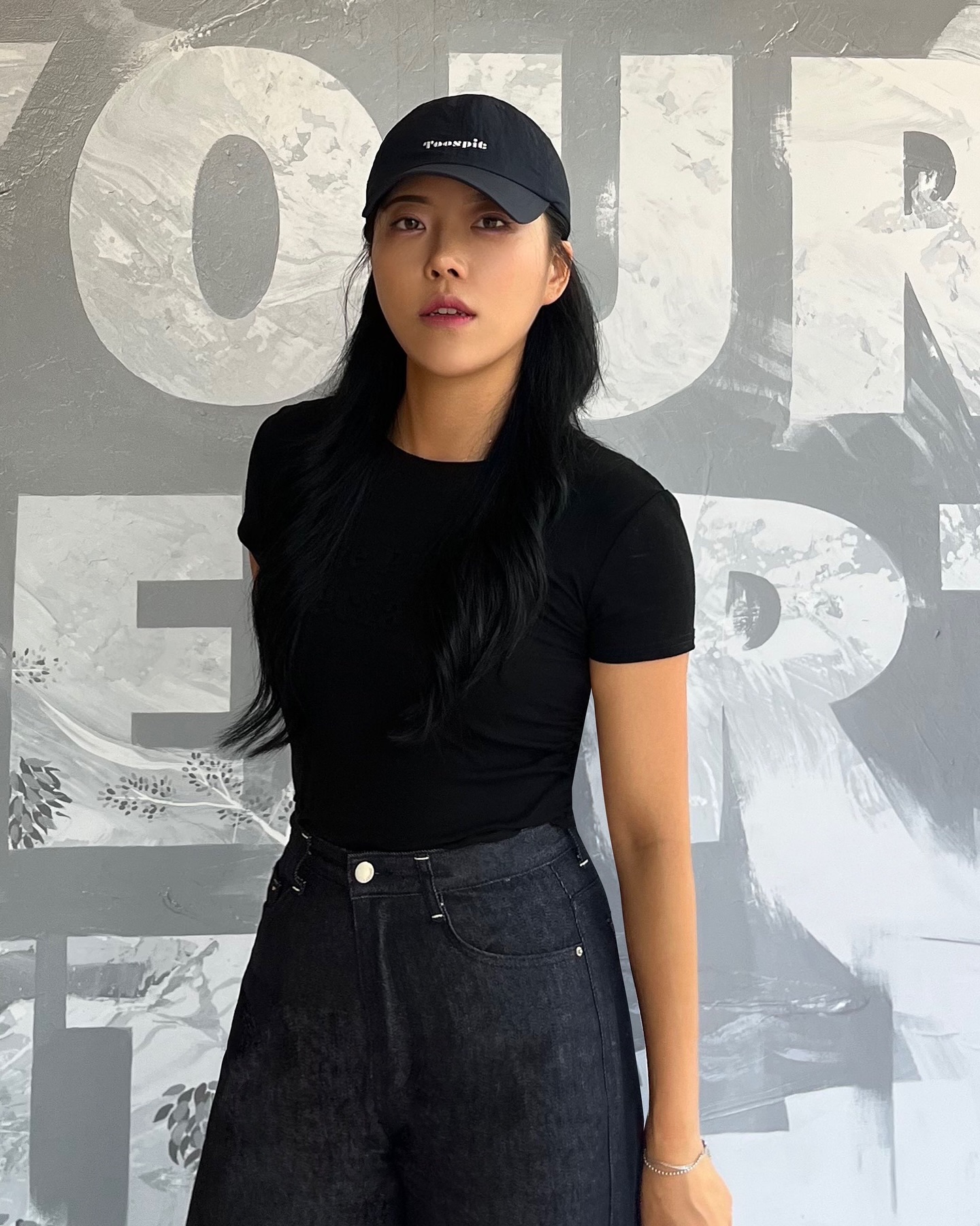 #제품협찬
여름템 나일론 소재로 추천 하는 진짜 가벼움!🧢
#투에스핏#나일론방수볼캡
⠀
여름에도 가볍게 쓰기 좋은 여름여자모자 추천으로
캐주얼한 디자인 나일론 모자
아이템을 가지고 왔는데요!✨
⠀
요즘은 머리하고 나가면,,, 바로 볼륨이 가라 앉고
스타일링이 금방 망가지는 경우가
많다 보니 모자 찾으시는 분들이 정말
많지 않나 싶어 요 아이템 딱이지
않을까 싶어서 추천드리게 됐어요😆
⠀
​국내 자체 제작으로 만들어진
투에스핏 나일론 모자는
여름에도 착용하기 좋은 쾌적하고
가볍게 많은 분들이 쉽게 다가가기
좋은 모자 전체가 나일론으로
만들어진 아이템이고 스트링으로
편안하게 사이즈 조절이 쉽게
가능한 아이템이라 남녀노소
많은 분들께 완전 확고하게 추천을 드리고 싶었던
고런 모자로 다가오더라구요👍🏻
⠀
나일론 방수 볼캡은
다양한 컬러감과
제가 오늘 보여드리는 레터링 자수,
로고 두 가지 라인으로 나온 아이템 인데요
⠀
컬러 같은 경우도 블랙, 화이트,
차콜, 네이비, 그레이 이렇게
베이직한 컬러 구성으로 다양하게
취향에 따라 고를 수 있는 장점 있답니다🩵
⠀
⠀
⠀
#볼캡#캡모자#방수모자#모자추천#여자모자#런닝모자#남성모자#운동모자#여자여름모자#여름여자모자#투에스핏
⠀
​
⠀
⠀
⠀
​
⠀
⠀