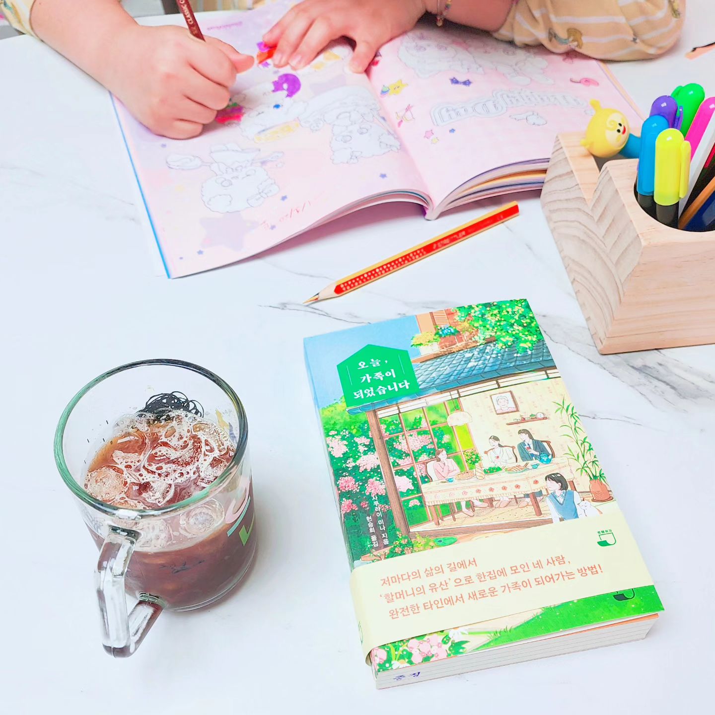 며칠 뒤 개학을 앞두고
평온하게 즐겨보는 주말일상💚

엄마는 서평책 읽고
딸은 컬러링북하고
너무좋아~~~~