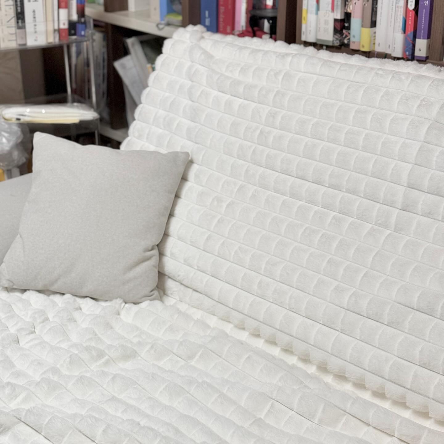 #협찬
🛋️✨ 요즘 대세는 극세사 담요 소파 커버링!
쌀쌀한 날씨에 맞춰 여름용 패드를 벗어던지고 
#마리엔젤극세사담요 로 갈아탔어요 💝

3가지 포인트로 골랐답니다! 

✔️ 부들부들한 촉감
✔깔끔한 화이트 컬러와 고급스러운 엠보싱 
✔️ 220x150 대형 사이즈로 활용도 굿!

원래는 담요로 쓰려고 샀는데 소파 커버로 써보니 이게 대박! 🎯

* 전체 커버 가능한 넉넉한 사이즈
* 미끄럽지 않아서 실용성 👍
* 페이크 레빗 퍼로 고급스러움 UP
* 보온성도 완벽해서 따뜻함 보장 ♨️

침대 커버로도 활용 가능해서 인테리어 포인트 되기까지! 
요즘 매일 이 위에서 티타임 즐기는 중이에요 ☕️

하나 더 살까 고민되는 이 퀄리티... 
여러분도 올겨울은 극세사담요와 함께 포근하게 보내보세요 🤍

#홈스타그램 #홈인테리어 #극세사담요 #소파커버 #겨울준비 #아늑한집 #데일리 #일상 #화이트인테리어 #인테리어소품 #소파 #담요추천 #쇼파커버 #겨울담요 #담요 #담요이불 #소파담요 #마리엔젤 #마리엔젤담요