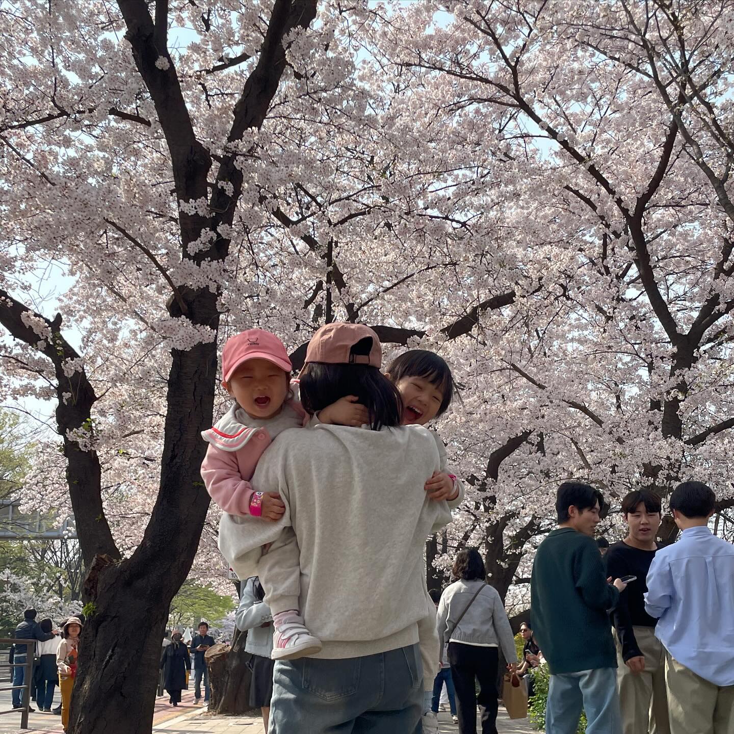 #여의도벚꽃축제 🌸

대학생 때도 안와본 곳,
이렇게 덕분에 와보고 🌸🌸

헤헤 .. ✨✨