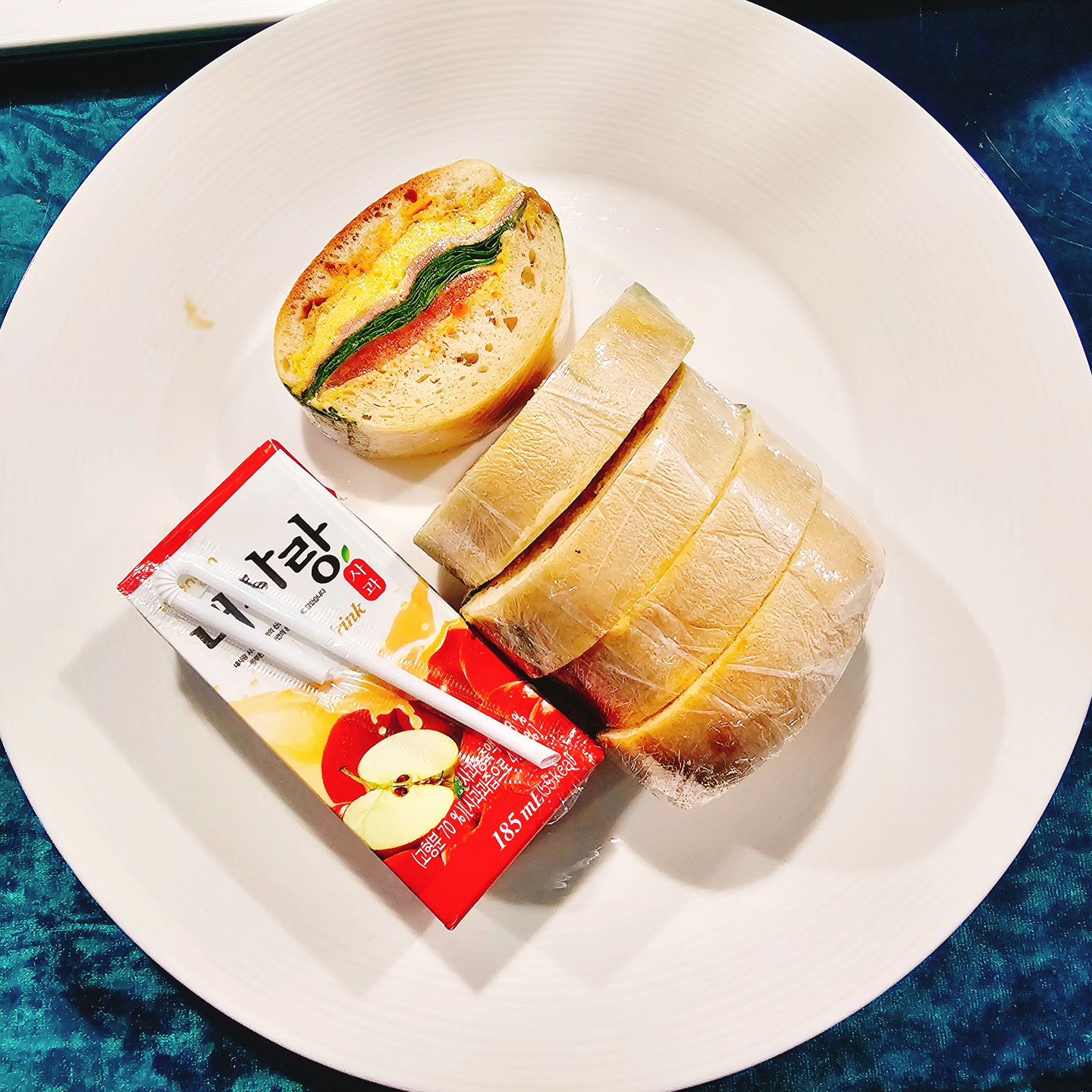 🥪 
ㆍ
ㆍ
밥못먹고 일한다고 키친에서 챙겨주신 치아바타 샌드위치 🥪 
결국 끝까지 못먹고 #퇴근스타그램 ㅋㅋㅋ 💼 
연회 많은 날은 호텔침대에서 잠드는게 더 너무 행복하다. 🤍
아무리 빡쌘 날도 개운하게 일어나지는 마법 :) 🎩 
ㆍ
ㆍ
#goodnight :) 🤍🌛