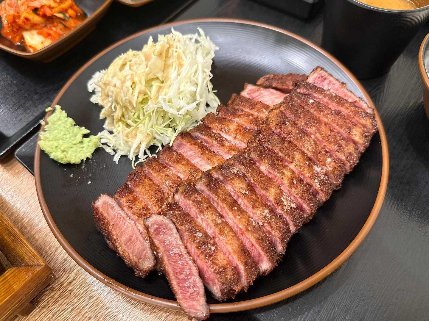 #협찬 이지만 마곡에서
정말 애정하는 최강 맛집 '규카츠정'‼️

저는 규카츠가 돈까스보다 
100배는 맛있더라구요👍🏻

얼마 전에 먹었는데 계속 생각나서
또 먹으러 다녀왔어요😘

소의 채끝살 부위가 레어 상태로 튀겨 나오는데
화로에 하나씩 직접 구워 먹으면 재미도 있고 
겉바속촉~ 맛이 정말 끝내줘요💯

찍어 먹는 소스가 다양한데 하나같이 다 맛있고
특히 카레는 꼭 추가해서 드셔요🍛

그리고 이번에는 신메뉴인 마제타마고텐동도
먹어봤는데 이것도 또 엄청 맛있네요?✨
마제소바 좋아하는 분들이라면 무조건 환장할 맛! 

매장도 위생적으로 깨끗하고
음식도 빨리 나와 마곡 직장인 점심으로도 최고!

주말에 마곡 식물원이나 LG아트센터 등
마곡, 발산에 놀러 오시는 분들은 맛집으로 
‘규카츠정 마곡점’ 꼭 가보세요🥢🙏🏻

📍서울 강서구 공항대로 227 마곡센트럴타워1차 1층
.
#디너의여왕 #마곡맛집 #발산맛집 #마곡핫플레이스 #마곡맛집추천 #마곡규카츠맛집 #발산역맛집 #강서구맛집 #마곡데이트 #발산역점심 #발산점심맛집 #마곡점심 #마곡점심맛집 #발산맛집추천 #규카츠맛집 #규카츠정 #규카츠정마곡점