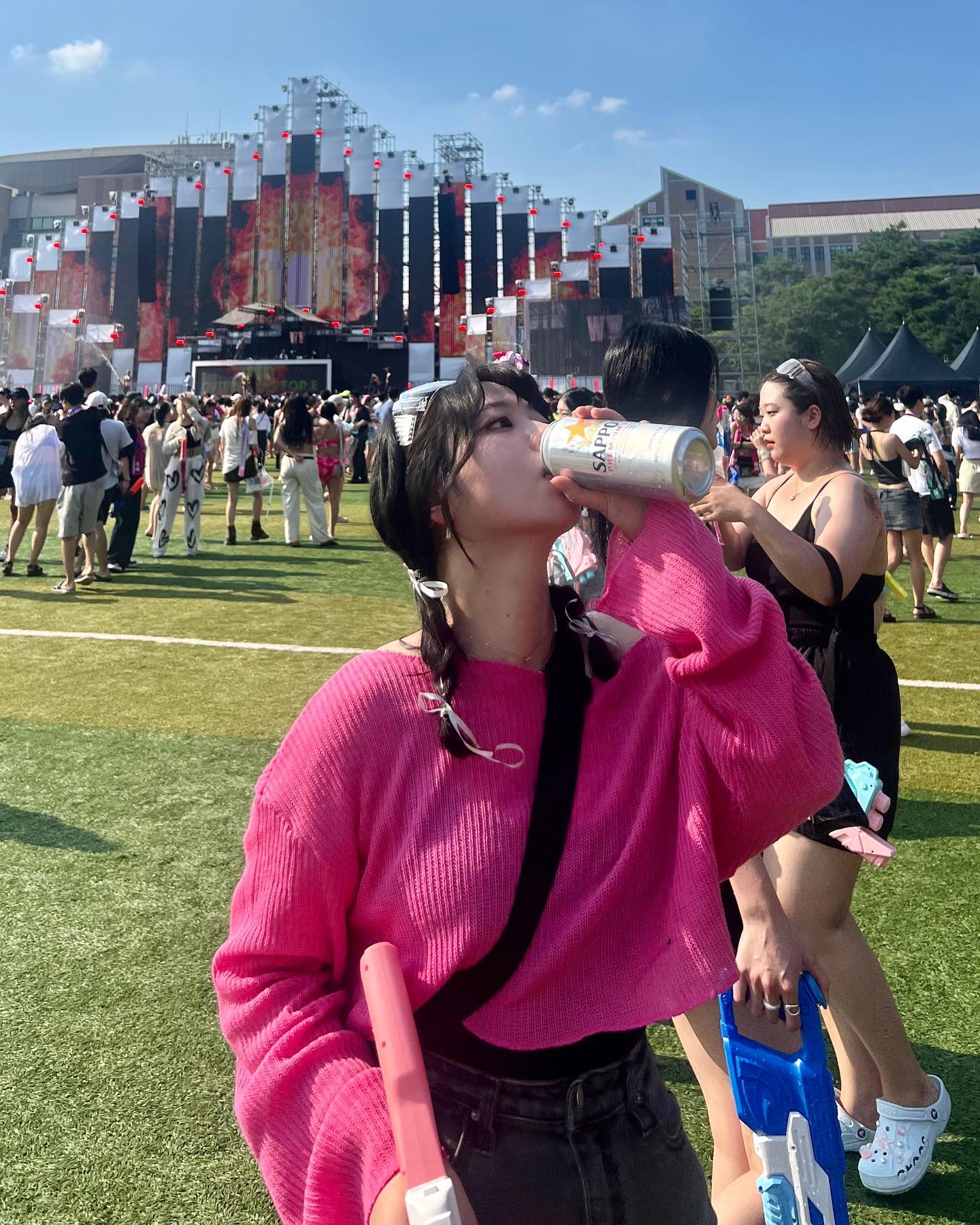 워터밤 한번이면 맥주 들이부어도 유산소+붓기 싹-🫶🏻

평생 맞을 물 다 맞아서 물 빠진 쥐..였지만!
왕창 뛰어논 워터밤 첫경험 좋았당💕
뛰느라 가방 촐랑 거리는거 너무 웃기당ㅋㅎㅋㅎㅋㅎ

글구 내 생각인데 물총보단 양동이가 효과적인 것 같아..ㅎㅎ
.
.
.
.
waterbomb_daejeon_official 
waterbomb_official 

#대전 #워터밤 #워터밤대전 #페스티벌 #핑크팀
