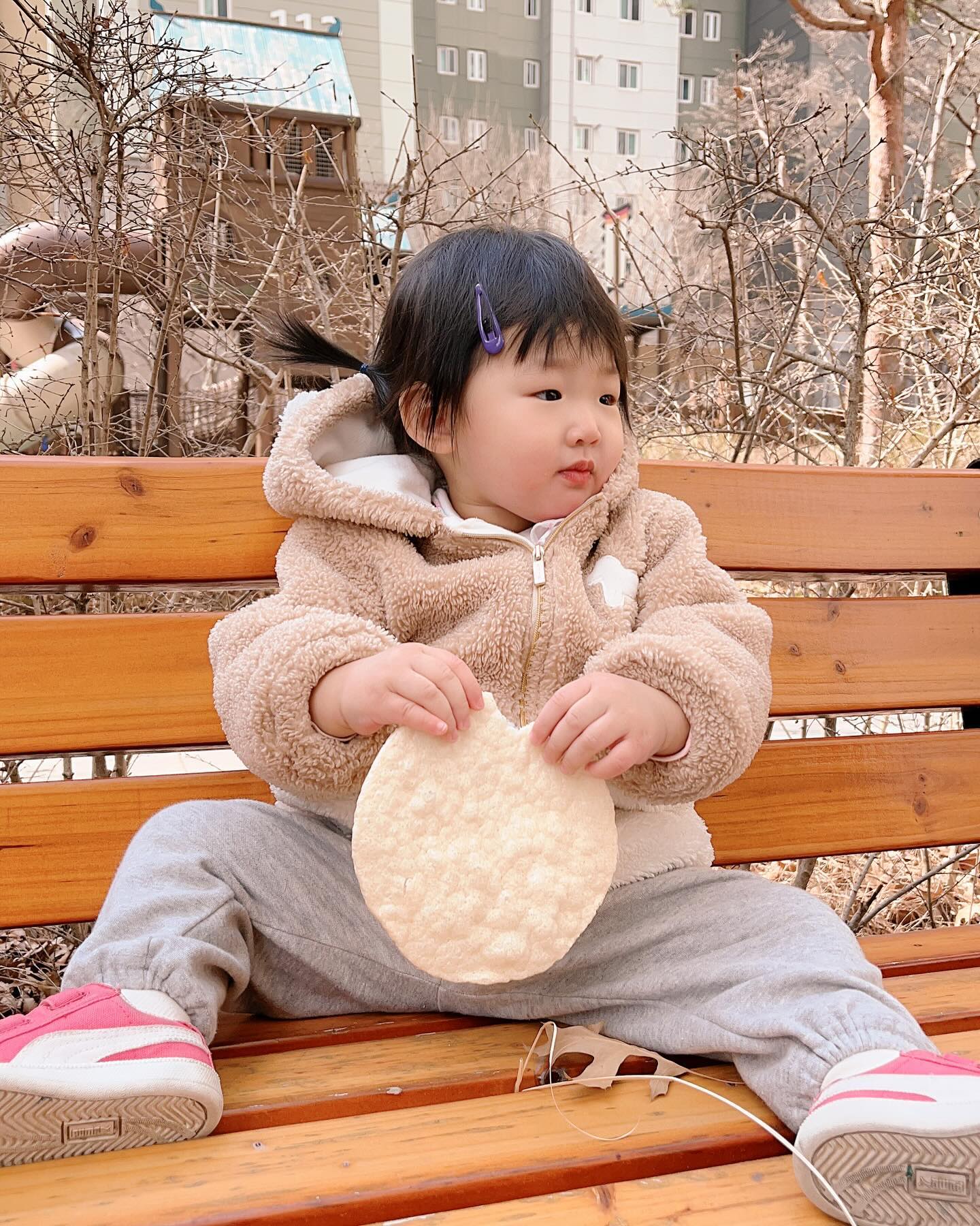 #하원
오늘은 생각보다 짧게 울어서 내일부터는 2시간으로
시간을 늘리기로 한 기특한 내 쏘미😍
하원하면서 아파트장에서 뻥튀기사다가 놀이터가서
또 나뭇잎줍고 갈대줍고 나뭇가지 줍고 놀다가
뻥튀기하나 냠냠하고 집으로🙌 이제 씻고 낮잠자자🩷

#15개월아기 #어린이집적응중 #놀이터는필수 #뻥튀기냠냠 #나뭇잎수집중 #오늘도귀여워 #양갈래머리 #다른스타일도해주고싶다 #머리언제자라니 #ㅋㅋㅋ