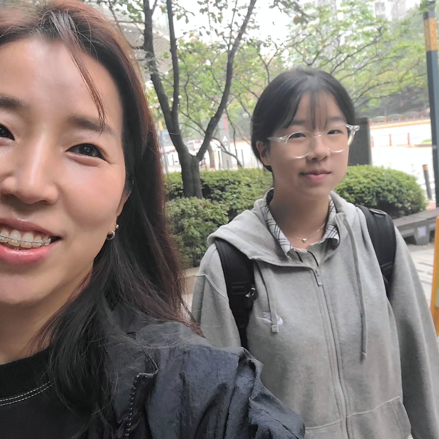 .
중학생 딸과 사진찍기!
이렇게 힘듭니다!^^
그래도 좋아!!^^ 귀엽고 이뿌고
키도 몸도 나보다 더 큰데도