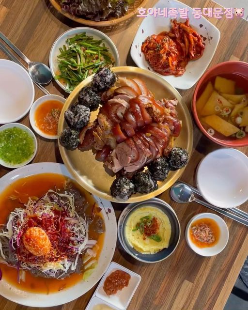 맛도리를 찾아서✨ on Instagram: "#광고 🐷오늘의 맛도리 [호야네족발 동대문점]🐷 . . 오늘은 맛있는 족발을 찾아 청량리에 다녀왔어요! 오늘 소개할 맛도리는 쫀득한 족발과 막국수랍니당✨