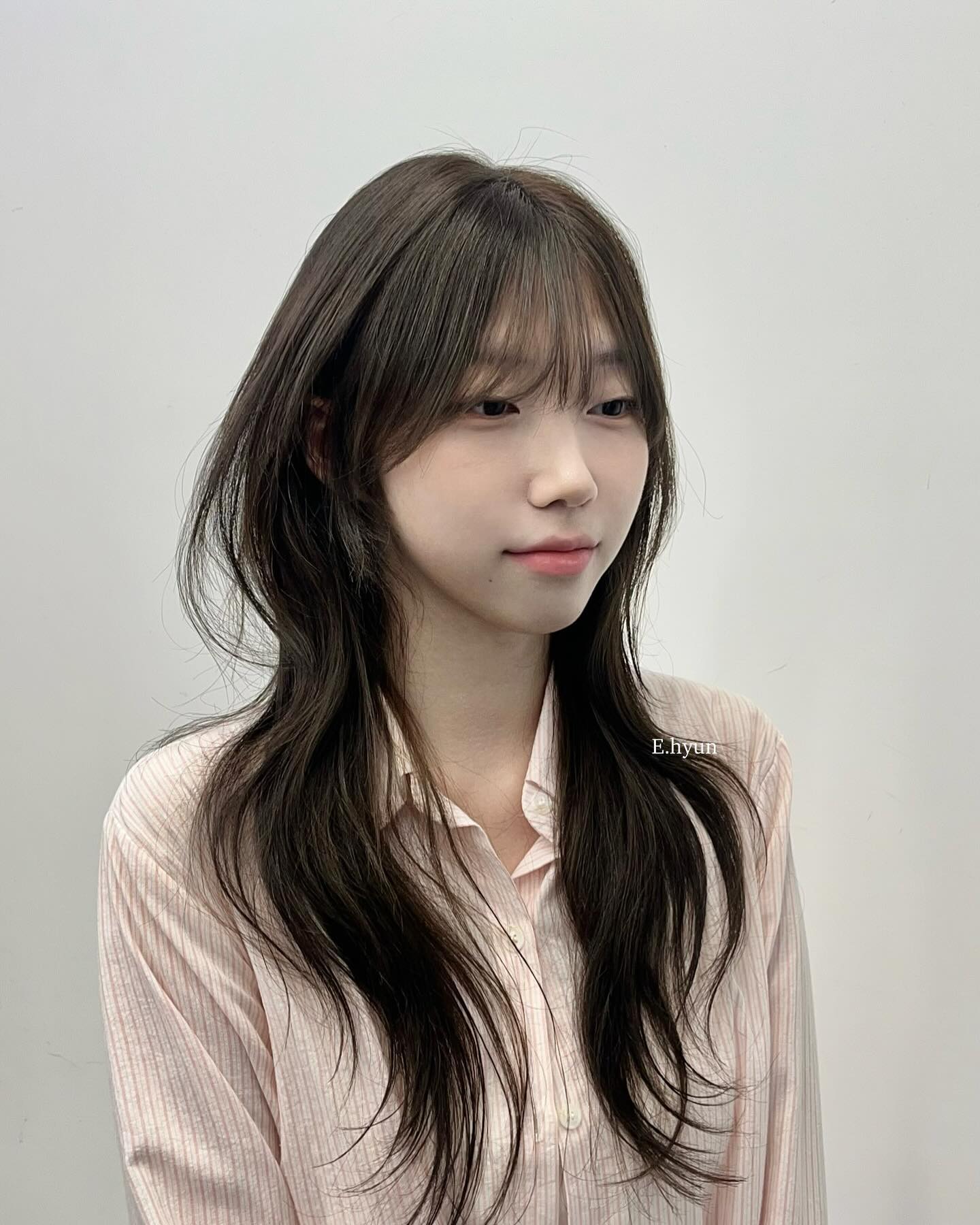 안녕하세요 이현 디자이너입니다 ! ♡

하늘하늘 가벼운 텍스쳐가 매력인 #허쉬펌 디자인입니다 🫧

불필요한 무게감은 제거해 손질은 더 쉽게 🫶🏻

. ˚
* * 　　　 ⊹ ˚ .    　　.
⊹ · ✧ 　　　*    *
. 　　 ⊹ ✦ 　 ✵ 　　　　　*
* .　 ·
. 　 　 *
.
▫️ 첫방문 할인 이벤트 진행 중
▫️ 네이버 예약 시 세트 메뉴 10% 할인 

#대구미용실 #죽전동미용실 #달서구미용실 #로이드밤죽전점 #대구레이어드컷 #대구레이어드펌