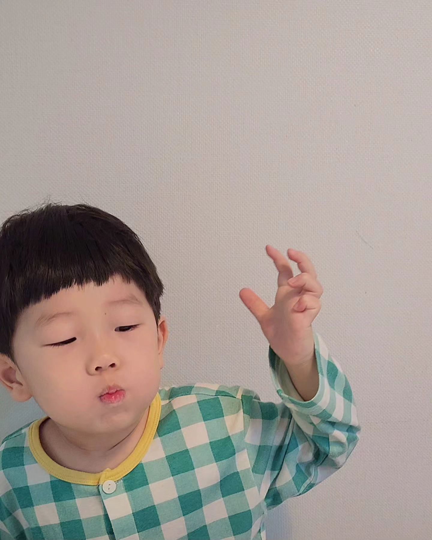 차마 올리지 못했던.. 
⠀
크리스마스 간식으로 만들었던
과일루돌프.. 예요.
ㅋㅋㅋㅋ 믿기 힘드시겠지만..

근데 지후나
너가 자르고 끼우고 다 했는데
표정 왜그러냐
마상이다 진짜.. 😑ㅋㅋㅋㅋㅋ

이상과 현실이 많이 달랐던
엄마표놀이 현실판

#엄마표집콕놀이
#과일루돌프
#현실육아의세계 ⠀
⠀