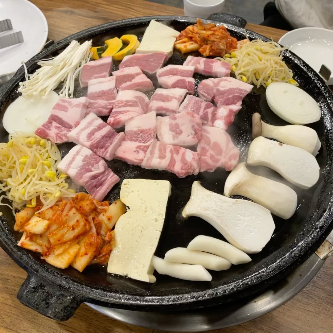 돼지삼겹살 퐈이어🔥
이거보면 한잔 땡길껄?🤣

삼겹살 씹으니까
약간 고링고링한 맛이😅

not bad~ so so~!

헙…! 숫퇘지인가 🤔

입맛이 예민하니까 피곤하다
대충대충 아무거나
먹어도 맛있고 싶다🥹

매일저녁을 먹고 다녔더니
#남는건사진뿐
#남는건살
그래도 #행복해 😍

#퇴근하고
#단백질섭취

#춘천명물닭갈비막국수

#오늘의메뉴

#돼지고기
#삼겹살🐷
⠀

#안산맛집
#안산맛집추천
#안산맛집탐방
#고잔동맛집
#고잔동술집
#중앙동맛집
#고잔동맛집추천

⠀
#일상 #밀린피드올리기 #먹부림 #먹스타그램 #맛스타그램 #먹방 #야식 #온더테이블 #먹방녀 #daily #좋아요반사 #맞팔 #선팔 #먹팔