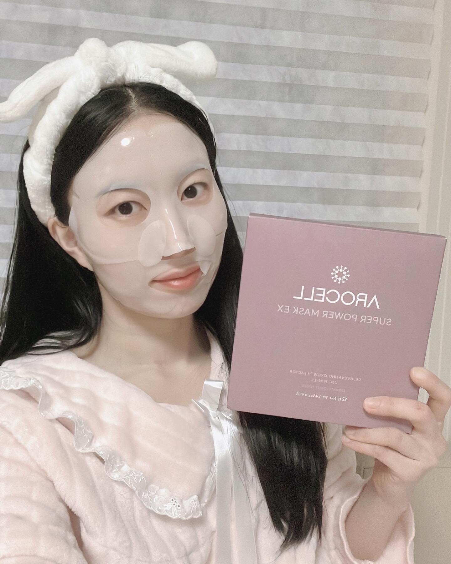 👀 8살 어려지는 동안 팩으로 유명한 ❤️ 아로셀 슈퍼파워 콜라겐 EX마스크 팩 유명한거 아시죠‼️ 

확실히 나이가 들어감에 피부탄력, 잔주름, 피부결의 노화가 눈에 보이더라구요!! 
🚨응급처치로 이것저것 해봤는데 확실히 아로셀 슈퍼파워마스크팩을 이기지 못했어요!! 대애박👀💗 

팩 사용후에 피부에 광이나고 속건조가 심했는데 개선이 되면서 피부결이 보드라워지더라구용~💗 진짜 진짜 강력 추천드립니다!! 아로셀 파워마스크!! 

사용방법은 세안후스킨으로피부결을정리해준뒤
파우치를개봉하여양쪽필름을제거해주고 하단은입을중심으로,상단은눈을중심 으로맞추어붙여주면 끝‼️

보이시나요😊 피부에 흡수될 수록 점점 투명해지는 제형!! 팩 뗄때 부드럽게 잘 떼지면서 피부가 부들부들해져서 다음날 화장이 잘 먹드라구요~😉 

아로셀 마스크는 쟁여두는 필수템이에요~😍

💫아로셀 슈퍼파워 콜라겐 마스크 특징‼️
👉🏻 인체제대혈배양액, 저분자 콜라겐, 10종 히알루론산, 펩타이드들을 함유하고 있음!!
👉🏻 고농축 앰플을 그대로 굳힌 42g의 겔타입 마스크로 2~3시간 이상 사용하시거나 수면팩처럼 사용면 굿굿👍🏻

💁🏻‍♀️ 이런분들께추천드려요!!
 ✔️잔주름이 생겨 고민이신 분
✔️피부속이 당기고 건조하신 분 
✔️피부결이 거칠게 느껴지시는 분
✔️ 집에서 안티에이징 관리를 받고 싶으신 분

arocell_official  #아로셀 #8살동안챌린지 #선영아뭐했니 #박선영마스크팩 #아로셀마스크팩 #마스크팩추천