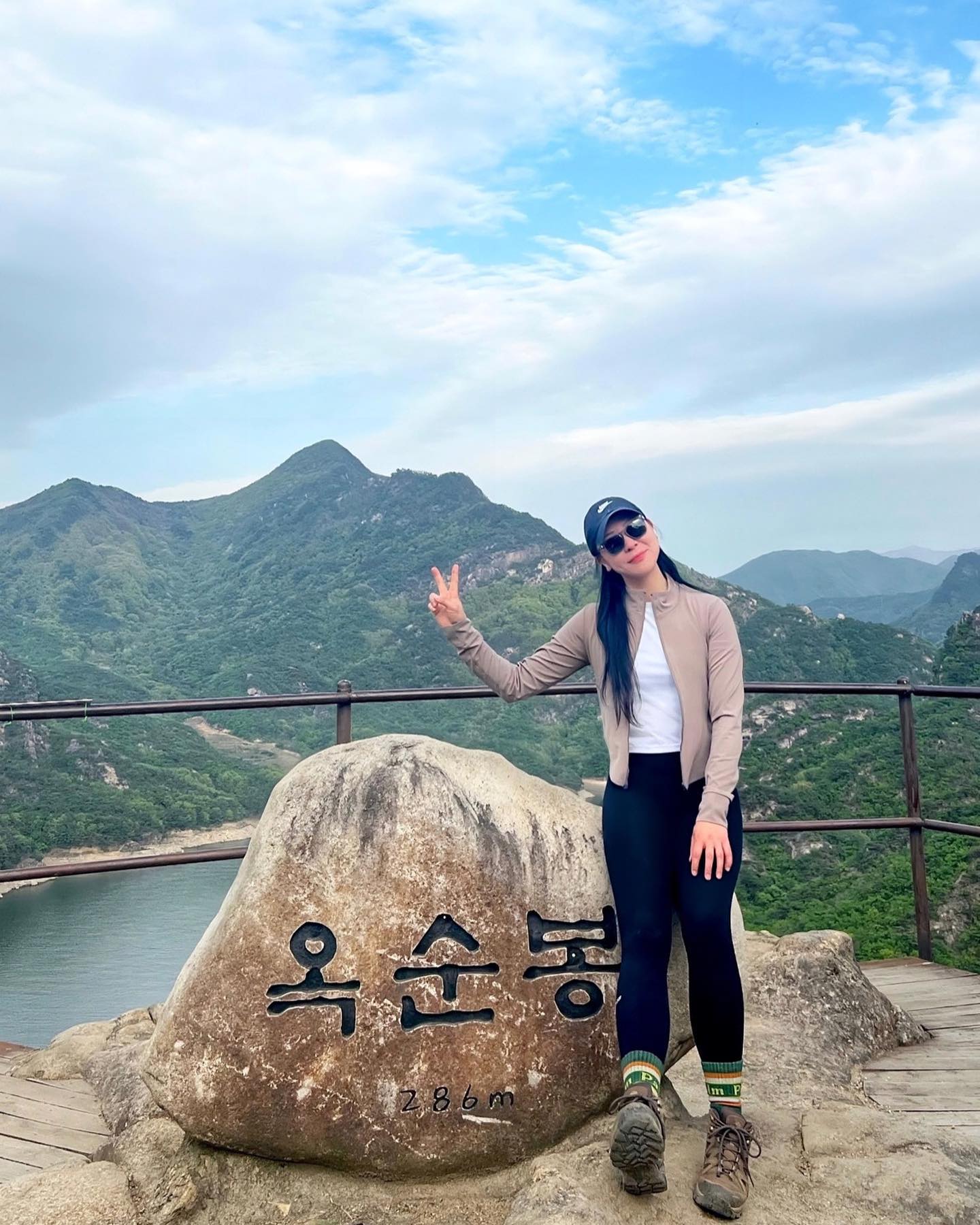 .

오르락 내리락 어마어마한 계단지옥😖

고도는 높지않아 쉬운 코스라 하던데
제비봉 산행후 갔더니 너무 지쳐버려 산태기 올뻔함😢

힘들어도 뷰는 끝내줌👍
하지만 출렁다리는 보러갈 힘이 없었음🌁

⛰️ 월악산 구담봉(330m), 옥순봉(286m)
📍 옥순봉구담봉 주차장-삼거리-구담봉-삼거리-옥순봉
  삼거리- 주차장(5.49km)
🕒 2시간 32분 (휴게시간 10분 포함)

#월악산 #옥순봉 #구담봉 #충주호출렁다리 #국립공원스탬프투어 #주말등산 #커플산행 #정상석인증 #chaelee_mountain #20230423