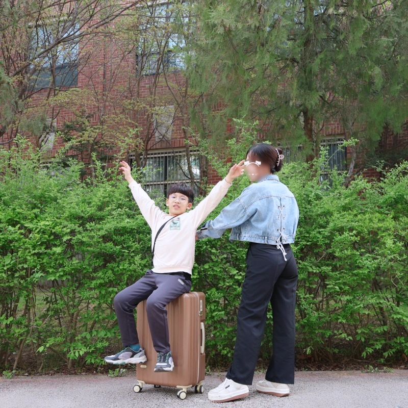 #블로그협찬받았으나인스타리뷰는내뜻 
여행을 워낙에 자주 다니는데
캐리어는 오래되서 바꾸려고 했거든요

운좋게 토부그 마들렌 캐리어 사용해보았는데
가격은 가성비 좋고 디자인은 심플하면서 색상은 무드있어요!
감성가득 맘에 쏙듬❤️

디자인도 이쁜데,
수납공간도 좋고
튼튼해서 초등학생 아들이 앉아도 끄덕없네요!

핸들조작도 편리하고
바퀴도 소음적어서 대만족😍
앞으로 오래도록 잘 사용할수 있을 것같아요!
.
.
.
#토부그 #토부그마들렌 #여행용캐리어 #여행용캐리어추천 #캐리어24인치 #캐리어추천