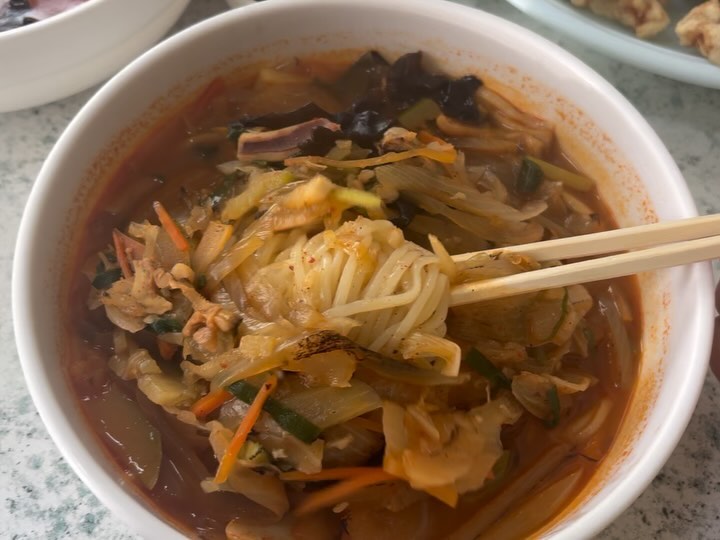 ⭐️해동반점⭐️

포항 로컬맛집으로 유명한
해동반점 댕겨와써여😁

완전 옛날중국집 맛에
손님들이 끊이지 않아서 
11시부터 웨이팅한다는 소문이 있더라구요~
그래서 쟈미쓰는 1시에 갔는데
마지막 테이블이 있어서 럭키비키하게 주문 성공ㅋ💖

꼭 먹어야한다는 간짜장,탕수육에
내가 좋아하는 짬뽕까지 주문완ㅋ😍

해동반점은 면이 얇아요!! 
그래서 그런지 면에 양념이 쏙 베어서 
너무 맛있고 술술 넘어가요!!

짬뽕러버 쟈미쓰..
간짜장 먹고 반해버림쓰ㅠㅋㅋ

물론 짬뽕도 깔끔한게 너무 맛있는데!
여기 간짜장 진짜 미쳤어요!!!!!!!😋
저는 무조건 짬뽕이거든여..근디ㅎ
여기서는 무조건 간짜장이라고 감히 추천합니다👍🏻

탕수육은 진짜 지금까지 먹어본 
탕수육 탑3 🤟🏻 안에 들어가요!!!!!!
요즘 유행하는 탕수육은 완전 바삭하거나 
꿔바로우처럼 완전 쫀득하거나인데
그중간 식감~?
쫀득하면서 부드럽고 
옛날탕수육 느낌인데 빠삭빠삭하진 않아욯ㅎㅎ
걍 마약 탕수육임ㅋㅋ̤̫ㅋ̤̮ㅋ̤̻ㅋ̤̫ㅋ̤̮ㅋ̤̻
넘 맛있어서 기절ㅠ
조금 남았는데 아쉬워서 싸왔단사실....😋
사장님이 너무 친절하게 포장도 해주신답니당😍

간짜장+탕수육 먹으러 무조건 가셔야해요!!!
해동반점 레츠고~~🧡

#경주 #포항 #포항해도 #포항해동반점 #포항로컬맛집 #포항로컬중국집 #포항로컬식당 #포항점메추 #해동반점 #포항간짜장맛집 #포항탕수육맛집 #포항중국집추천 #포항해도동맛집 #포항중식 #포항가볼만한곳 #포항맛집 #포항맛집탐방 #간짜장맛집 #먹팔맞팔 #내돈내산 #내돈내먹