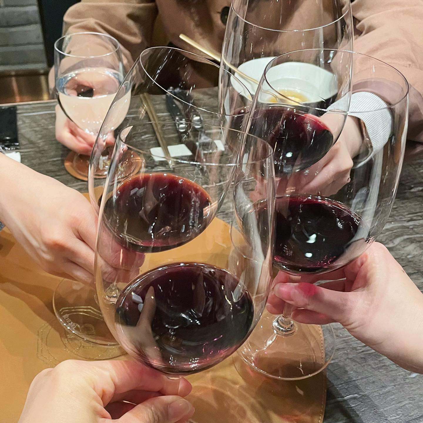 우린 먹었고,, 행복했죠,,,🥹✨
#본앤브레드신관 #디너코스요리🍽 

미쉐린 첫방문🥹
나의 인생 센빠이 온냐들과 함께
넘나 유익하고 따듯했던 시간🫶
다음 코스는 12월 스시마츠모토,,❤️
.
.
#미쉐린 #한우오마카세 
#미쉐린가이드 #마장동한우
#본앤브레드 #다이닝레스토랑