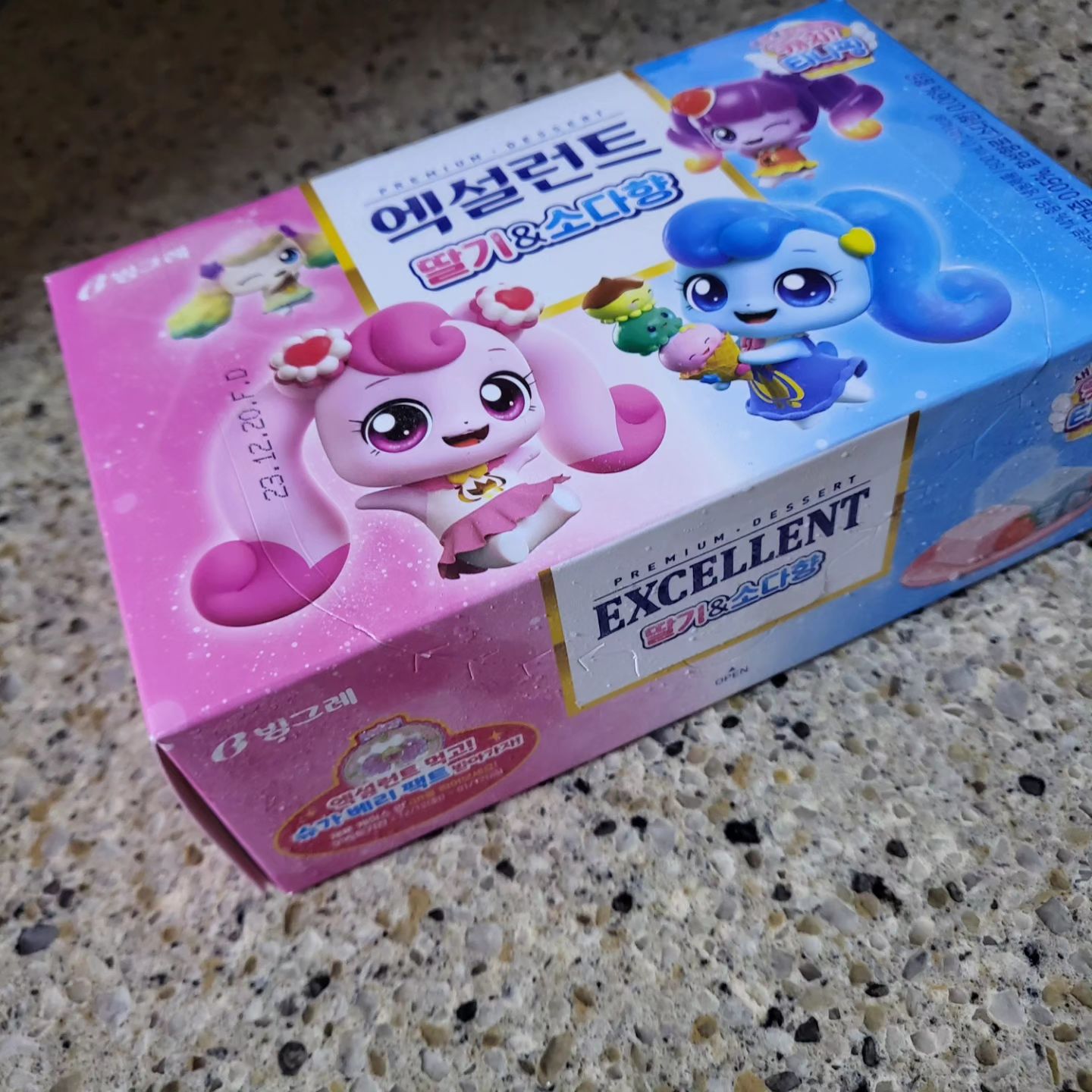 고급스러운 풍미의 엑설런트와
러블리함의 대명사 캐치!티니핑이 만났다

엑설런트♡캐치!티니핑
엑설런트 탈기&소다향 신제품 출시!!

#엑설런트딸기 &소다향
진심 넘넘 맛있당!!
패키지 내부에 있는 QR코드로
구매인증 이벤트 참여하면
슈가 베리 팩트,캐치 티니핑 피규어 등
다양한 경품도 증정한데요

#빙그레 #엑설런트 #엑설런트캐치티니핑
#캐치티니핑 #맞팔 #선팔맞팔 #아이스크림