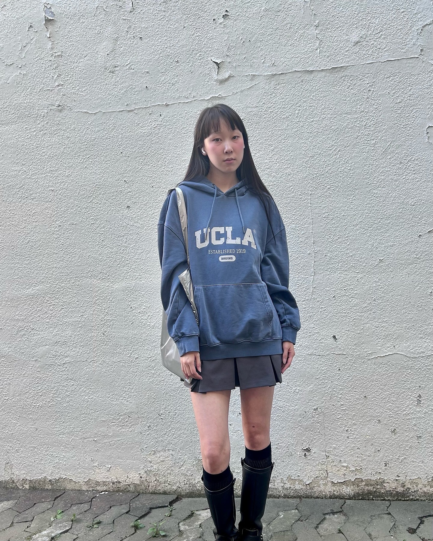 가을 맞이 넉넉한 핏의 후디🩶
적당한 쌀쌀한 초가을에 입기 딱 좋아용

ucla_lifestyle_korea #ucla #유씨엘에이 #광고 #협찬