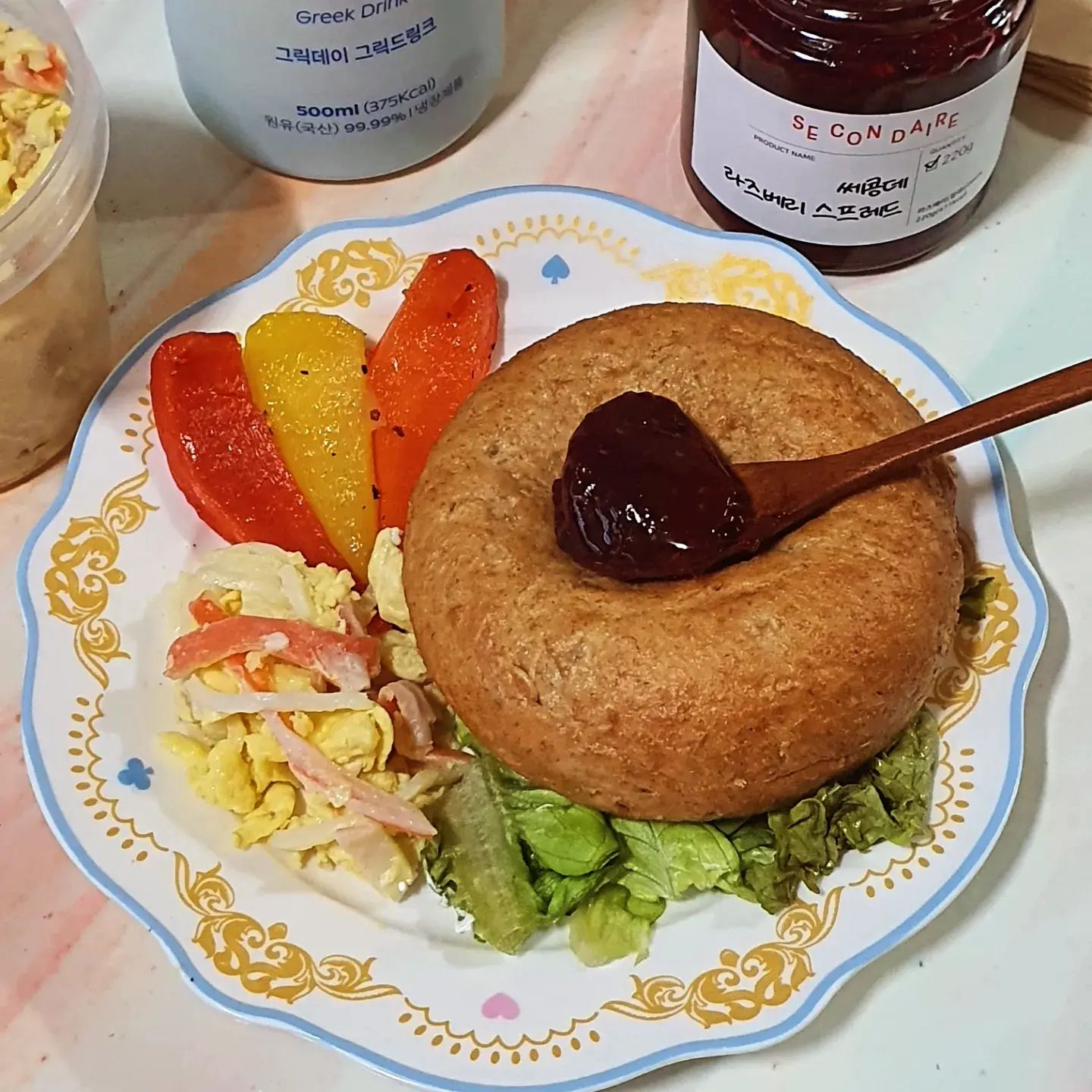 사부작 뚝딱 요리를 해요 👩‍🍳💙 #제품제공 

기온이 점점 더 영하로 내려가면서
움츠러드리기 쉬운 겨울,
가만히 얼-음 ! 하고 있기보단
일상 속에서 누구나 할 수 있는 방법은
바로 요리하기 🤍

#다노샵 통밀베이글은
워낙 밀도가 가득차 반은 킵해놓았구요
상콤한 #쎄콩데 라즈베리 스프레드
쓱쓱 발라주기 🥯🍒

신선한 #가농에그 와
#그릭데이 그릭드링크를 넣어 만든
스크램블에그는 더더욱 보드랍고
고소함이 진하게 느껴서
둠칫둠칫 흥이 나는(?) 🍼

막 대단한게 필요하는 것이 아니라
내가 좋아하는 음식을 담아내고
그 음식들로 하루 하루를 보내는 것이
너무나도 소중한 일상이자
삶이 될 수 있다는 것.

다가오는 12월
우리 그렇게 채워가보아요 💜

_

#데이지클럽 #데이지클러버1기 #그릭요거트 #그릭드링크 #일상운동 #건강한라이프
#쎄콩데앰버서더_2기 #레시피 #서브푸드 #홈카페 #홈브런치 #홈스토랑 #홈파티 #홈디저트 #홈쿡